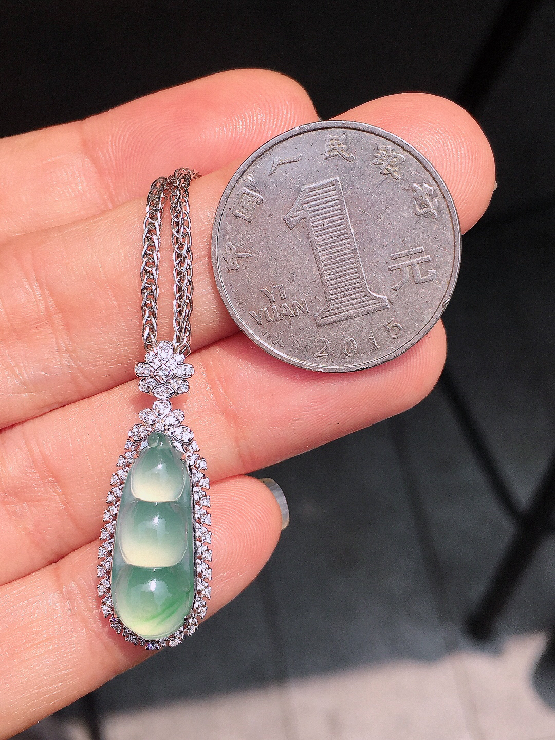 冰种福豆吊坠，色泽均匀艳丽，玉质细腻，荧光感超
强，饱满圆润，尽显优雅气质，18k
金豪华镶嵌