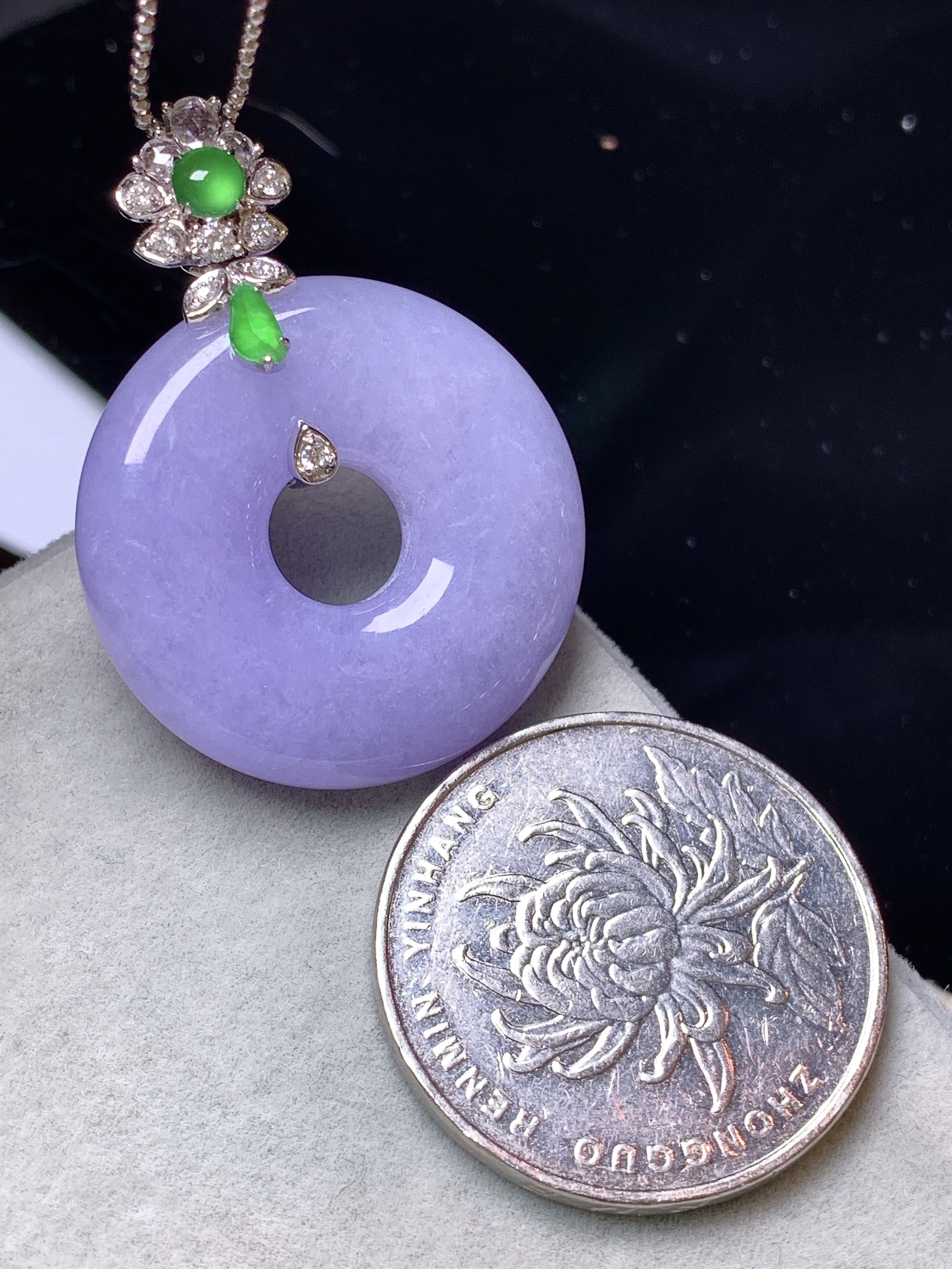 18k金钻镶嵌紫罗兰平安环吊坠 玉质细腻 色泽艳丽清新 水润亮眼 整体尺寸34.8*25.5*6.3b7