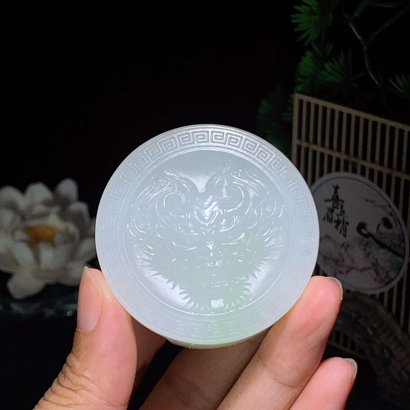 和田玉青海料翠青龙头皮带扣挂件。尺寸52/18重65.5克，玉质细腻油润 脂粉好，品质好！lt260418