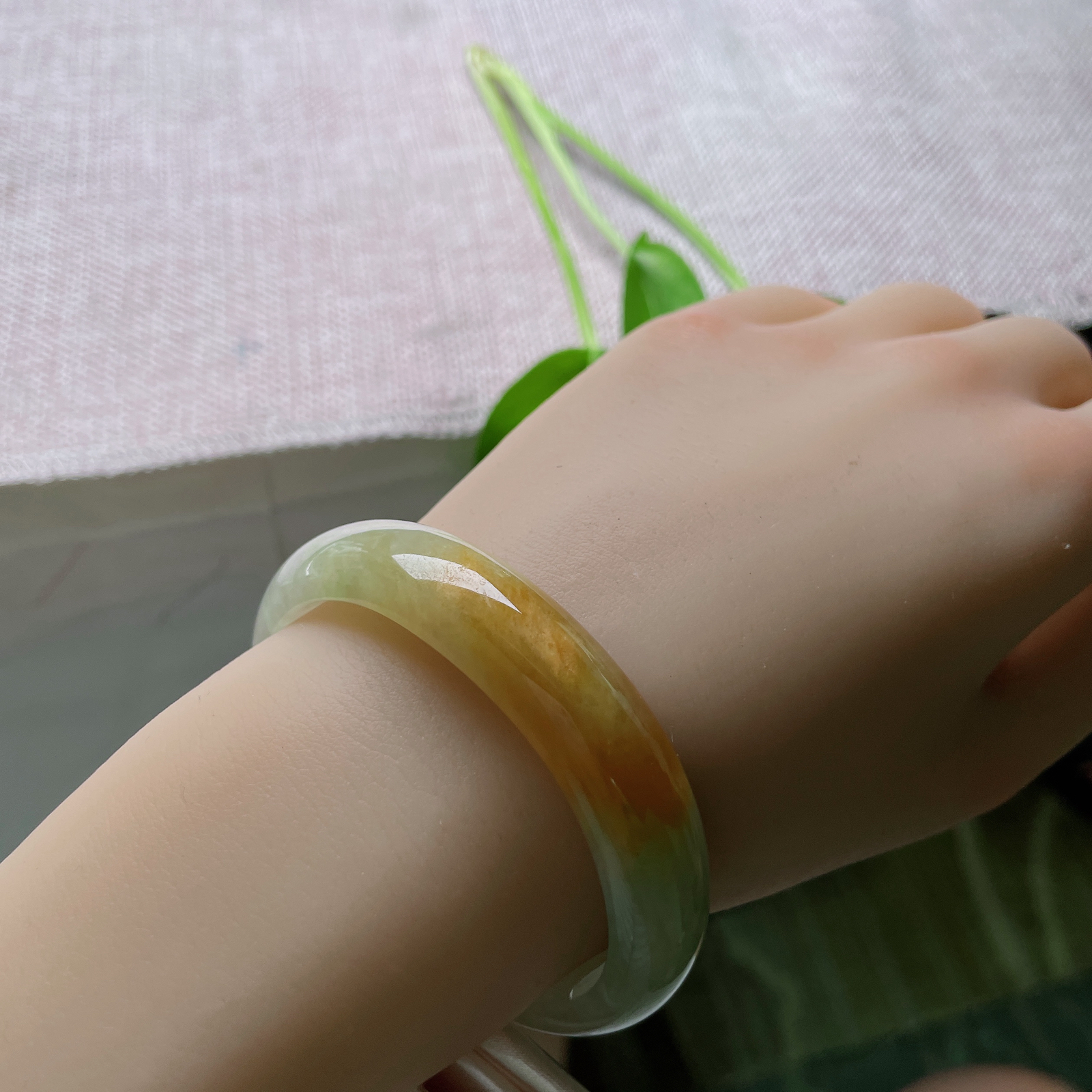 53（45.5）13.2/6.7，黄翡贵妃，冰润细腻，种老，如金丝游动，婉间鎏金..