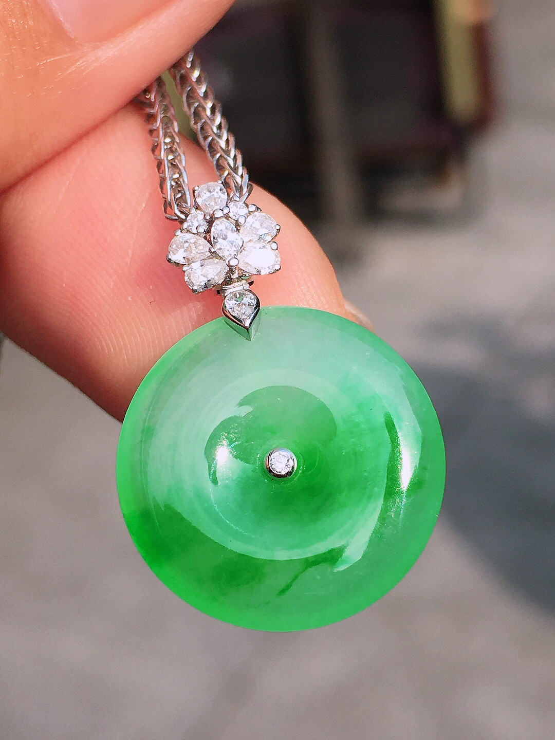 冰绿平安扣吊坠，色泽艳丽，玉质细腻，荧光感超
强，饱满圆润，尽显优雅气质，18k
金豪华镶嵌