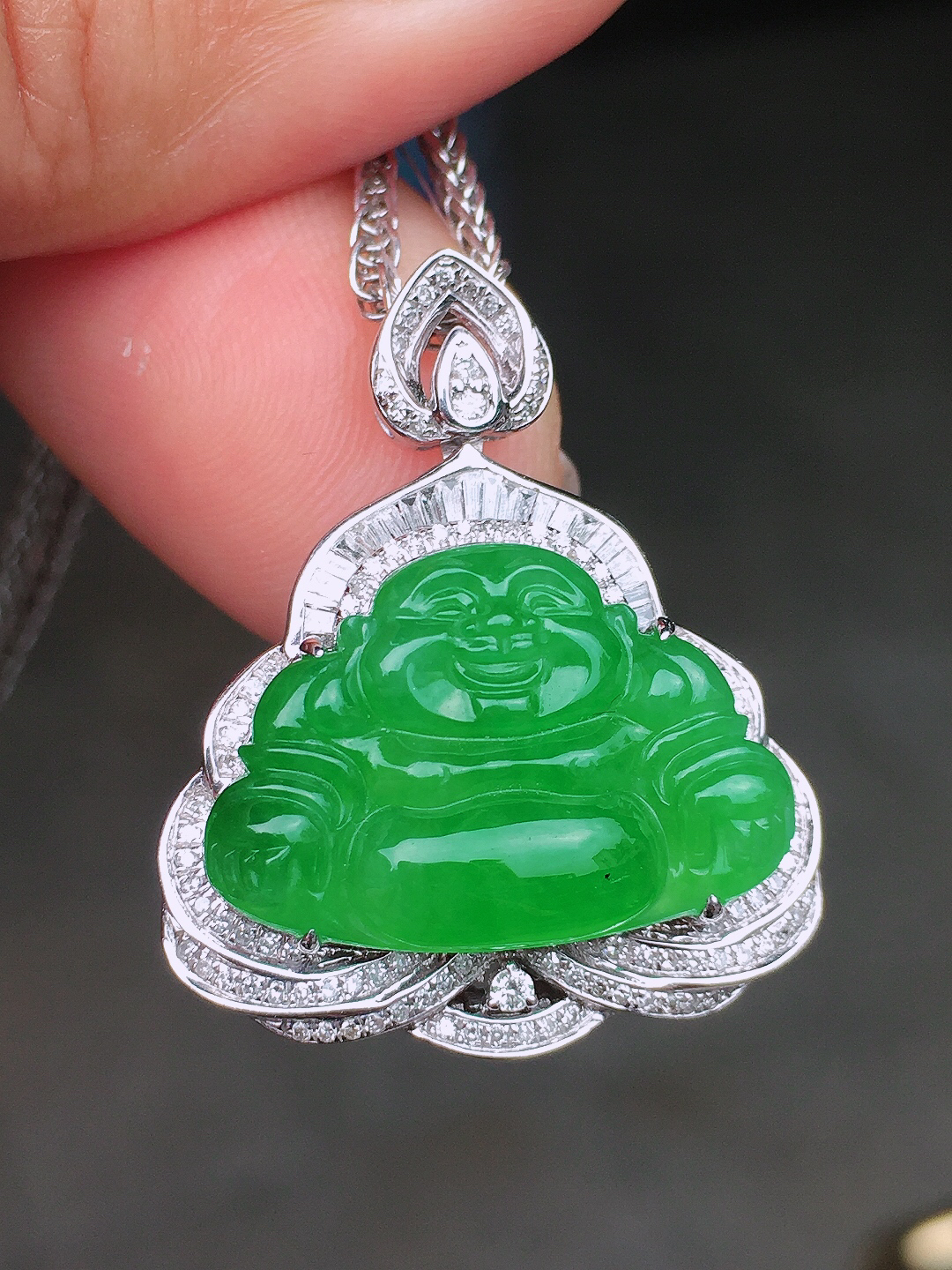 阳绿佛公吊坠，色泽均匀艳丽，玉质细腻，荧光感超
强，饱满圆润，尽显优雅气质，18k
金豪华镶嵌