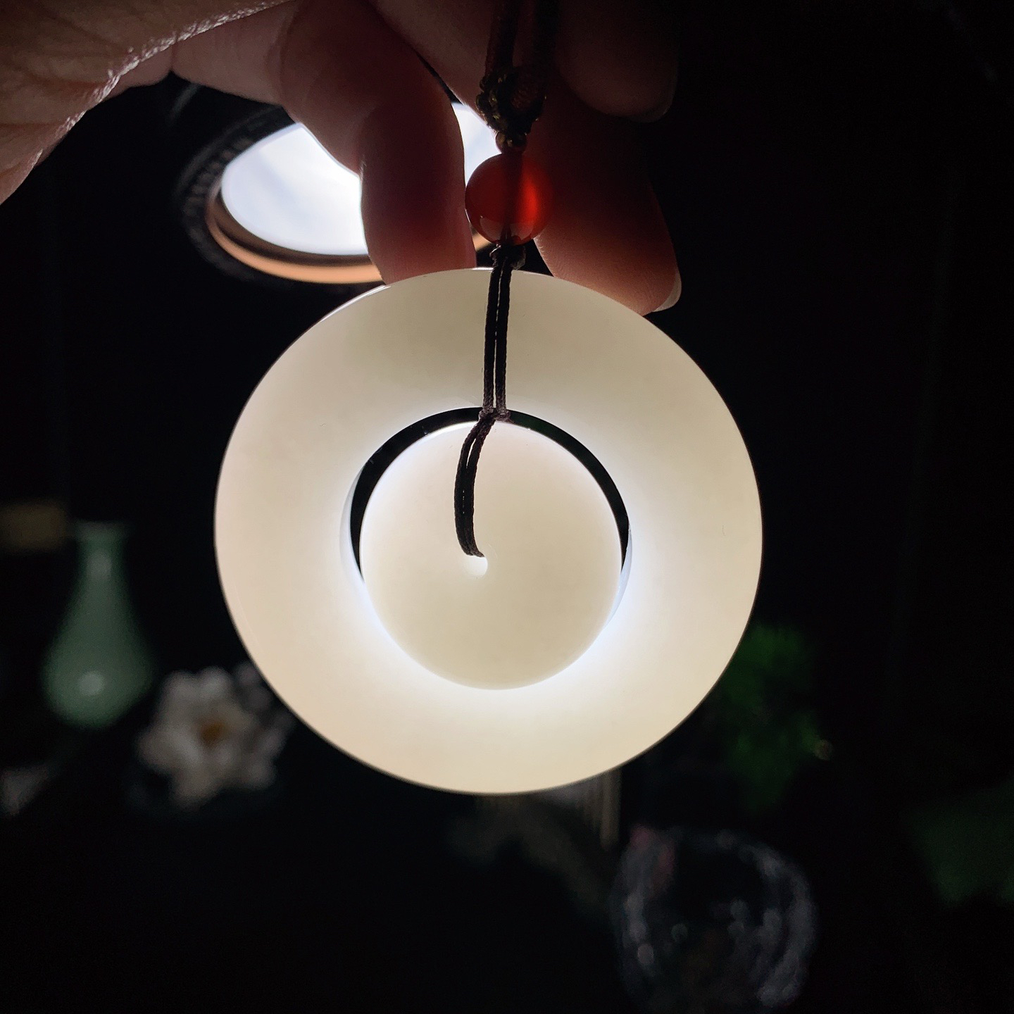 和田玉羊脂白玉子母扣挂件。尺寸53/12重65克，玉质细腻油润 脂粉好，品质好！lt260418