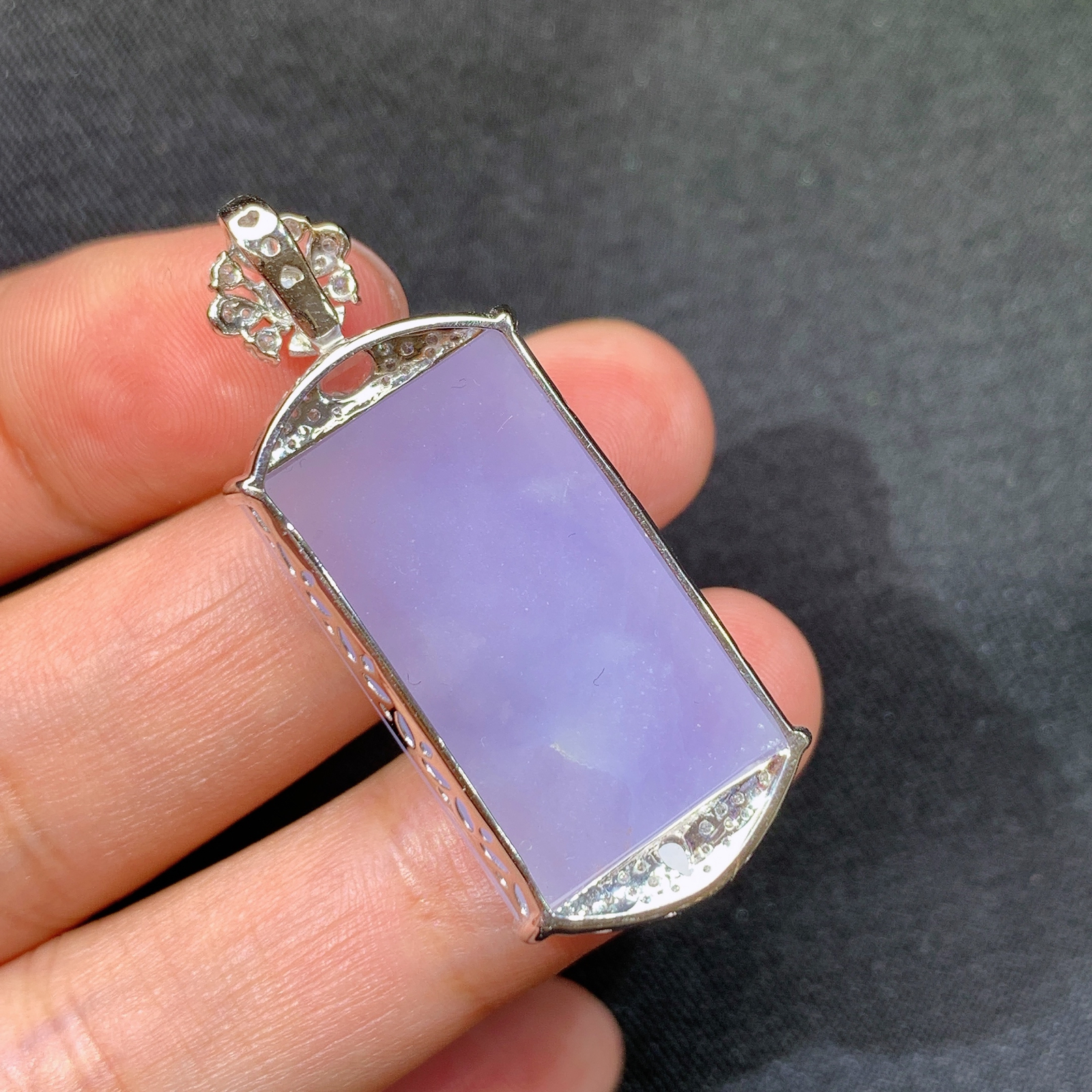 紫罗兰无事牌吊坠，18k金镶嵌，温润细腻，颜色鲜艳，Tl 尺寸39.1*16.9*8.6