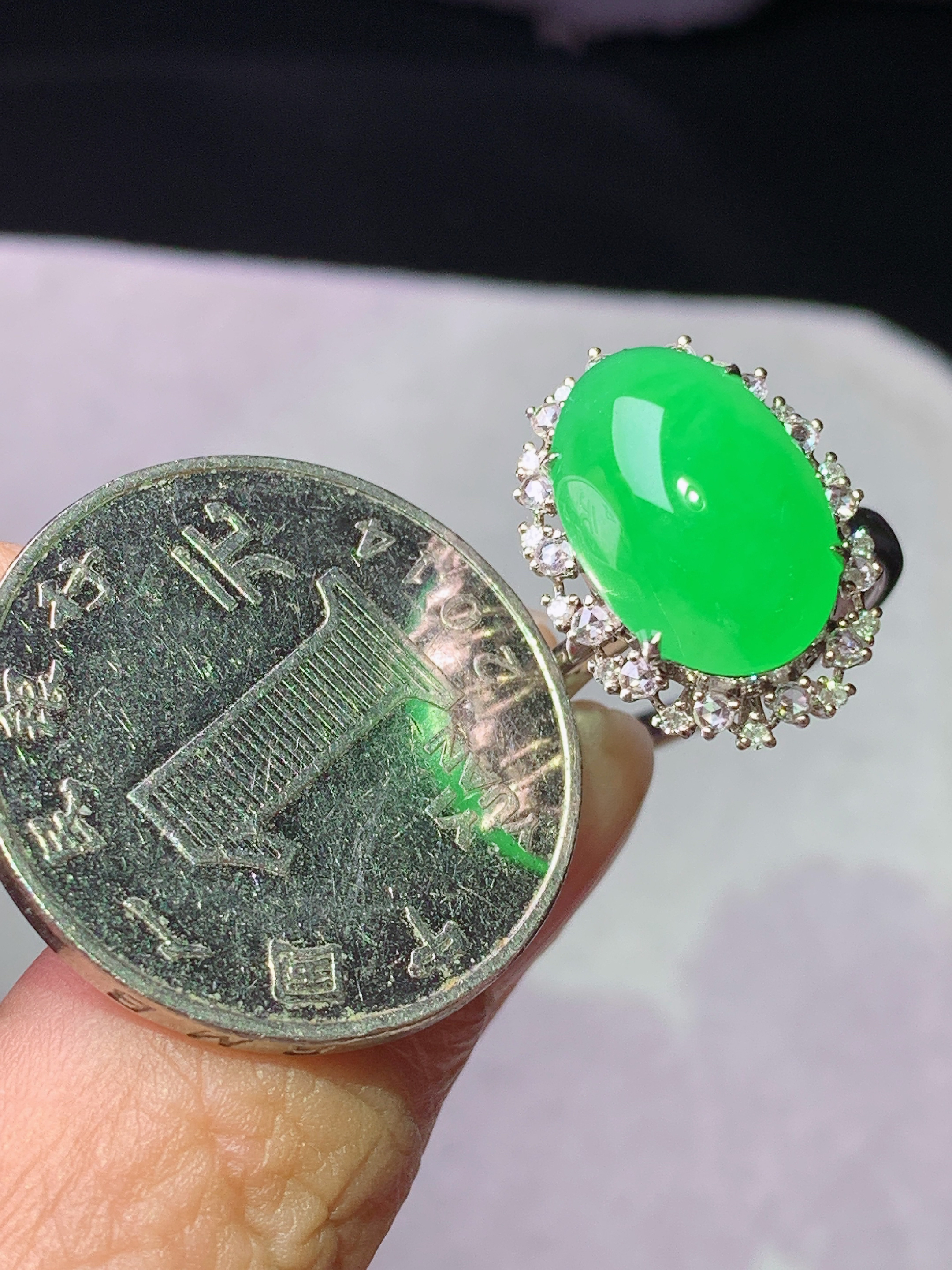 18k金钻镶嵌冰阳绿蛋面戒指 玉质细腻 色泽艳丽清新 水润亮眼 圈口14.5 整体尺寸18*13*12b7