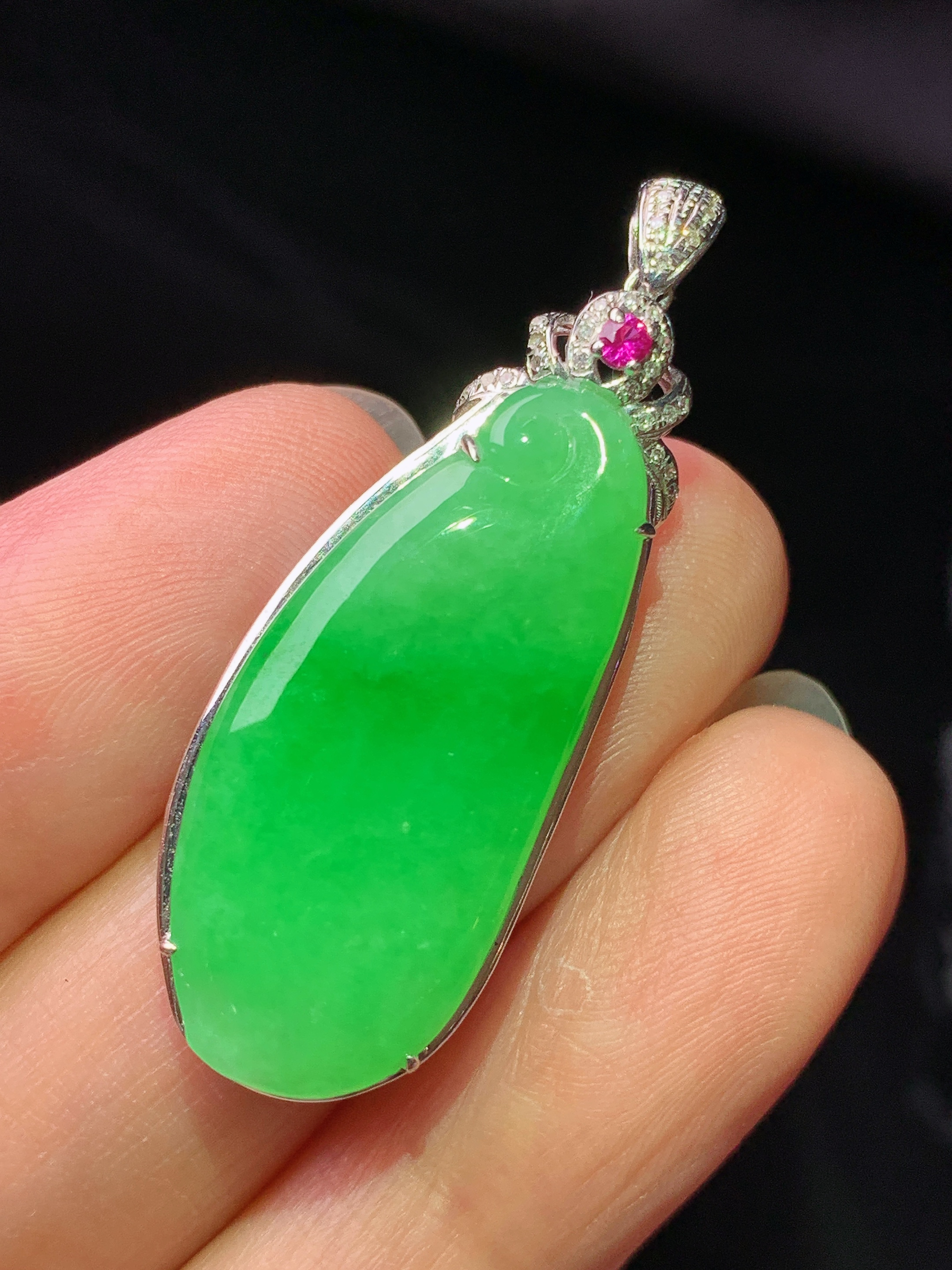 18k金钻镶嵌阳绿福瓜吊坠 玉质细腻 色泽艳丽清新 水润亮眼 整体尺寸38.2*13.8*5z1