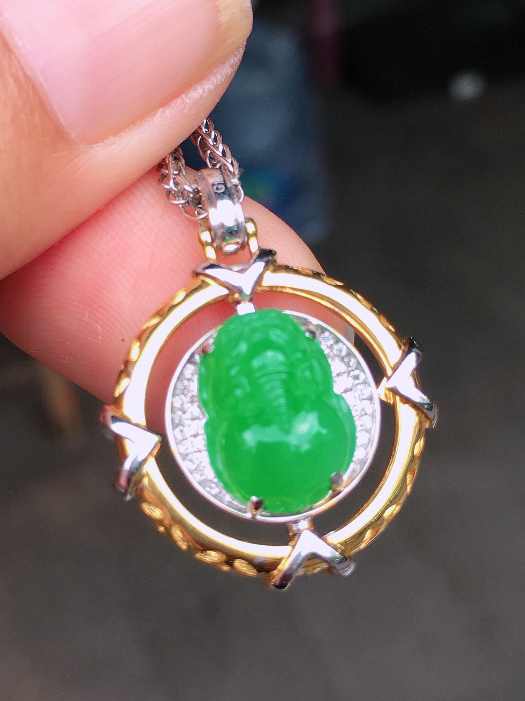 阳绿貔貅吊坠，色泽均匀艳丽，玉质细腻，荧光感超
强，饱满圆润，尽显优雅气质，18k
金豪华镶嵌