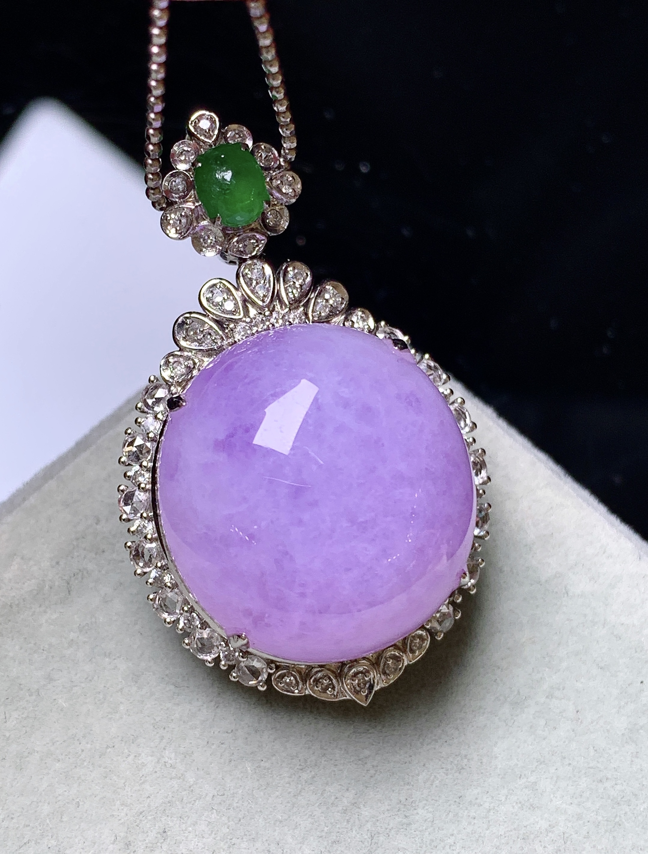 18k金钻镶嵌紫罗兰蛋面吊坠 玉质细腻 色泽艳丽清新 水润亮眼 整体尺寸36.5*22.6*16.5