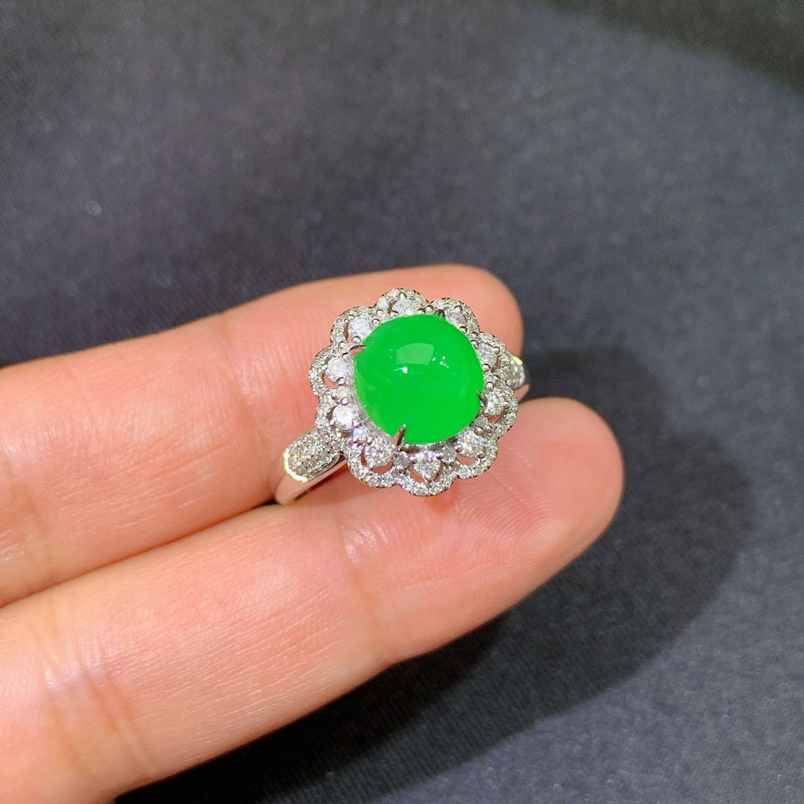 阳绿蛋面戒指，18k金镶嵌，款式精美，冰润色阳，种水足，Xf 尺寸8.1*7.7*4.7