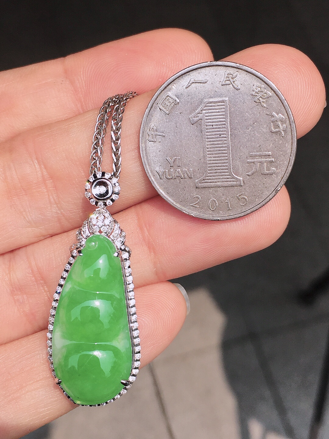 阳绿福豆吊坠，色泽均匀艳丽，玉质细腻，荧光感超
强，饱满圆润，尽显优雅气质，18k
金豪华镶嵌