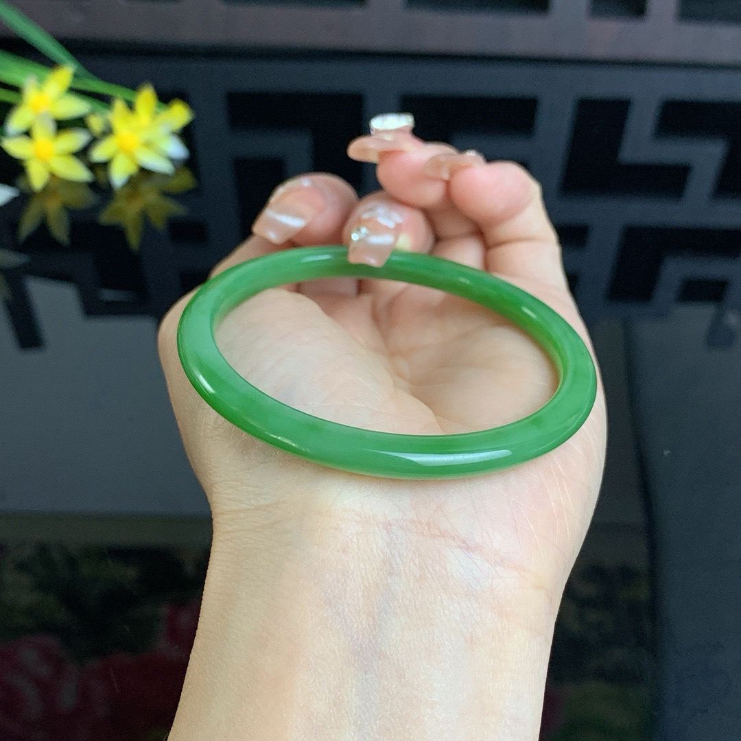 和田玉57.5圈口阳绿色美人条碧玉手镯！玉质细腻油润 底色纯净 无裂无棉 脂粉好，品质高。