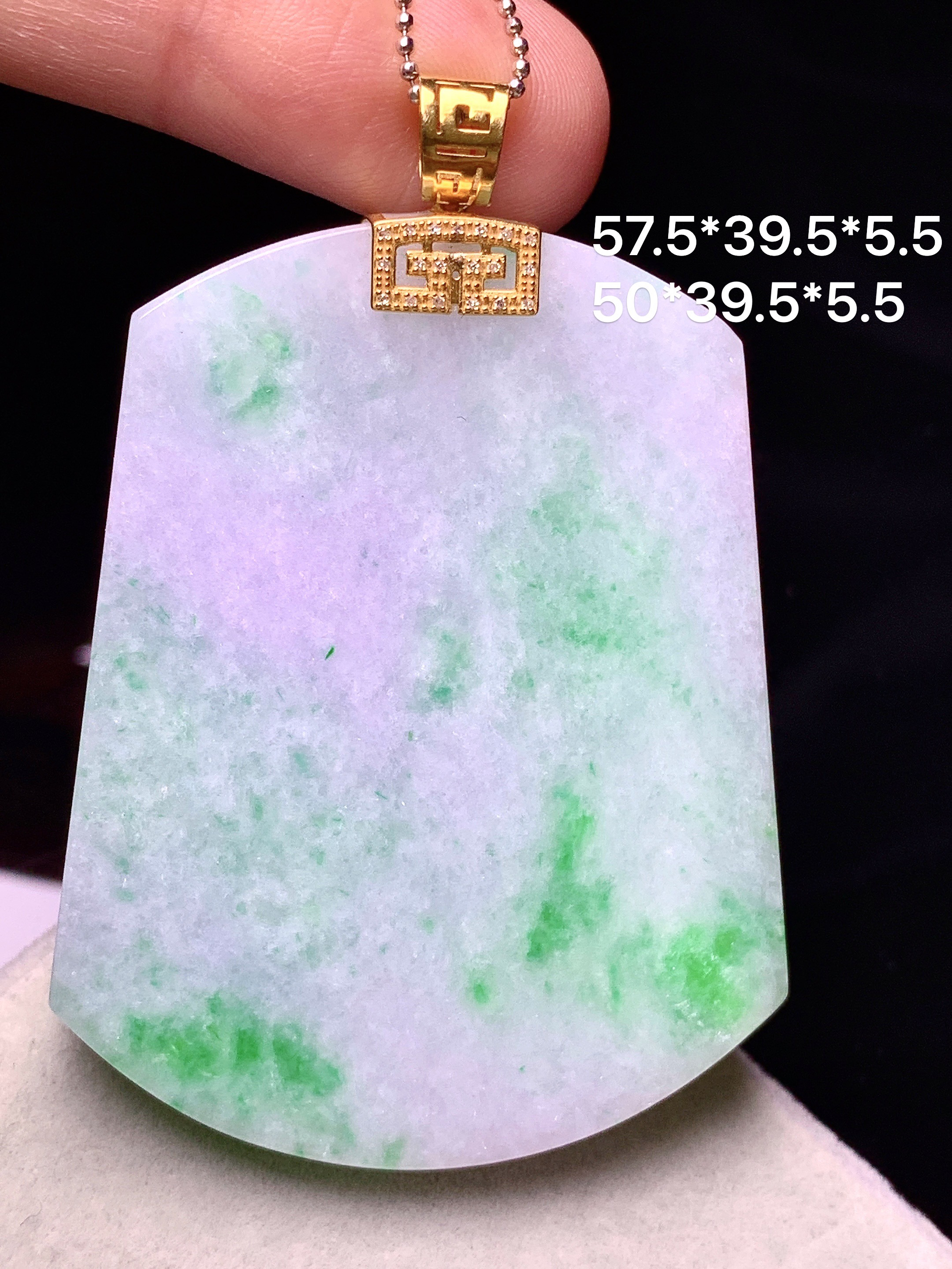 18k金钻镶嵌春彩无事牌吊坠 玉质细腻 色泽艳丽清新 水润亮眼 整体尺寸57.5*39.5*5.5e1