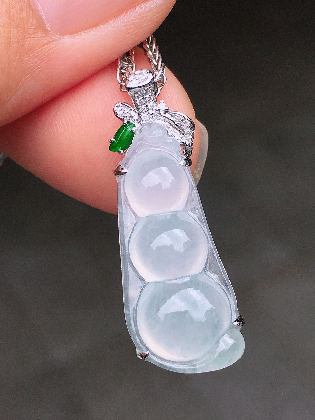 冰种福豆吊坠，玉质细腻，荧光感超
强，饱满圆润，尽显优雅气质，18k
金豪华镶嵌