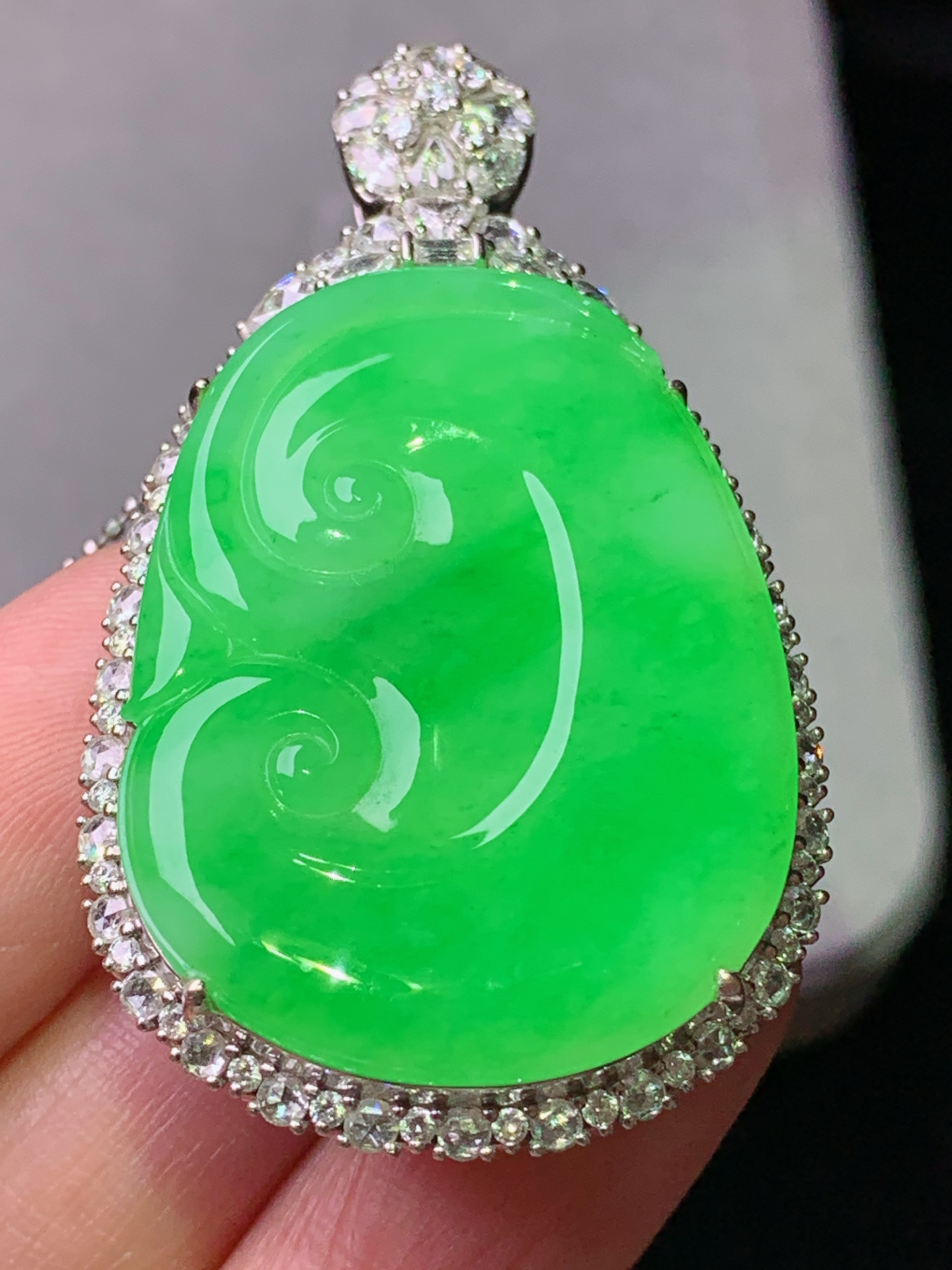 18k金钻镶嵌冰阳绿如意吊坠 玉质细腻 色泽艳丽清新 水润亮眼 整体尺寸50.5*29.3*10.2b7