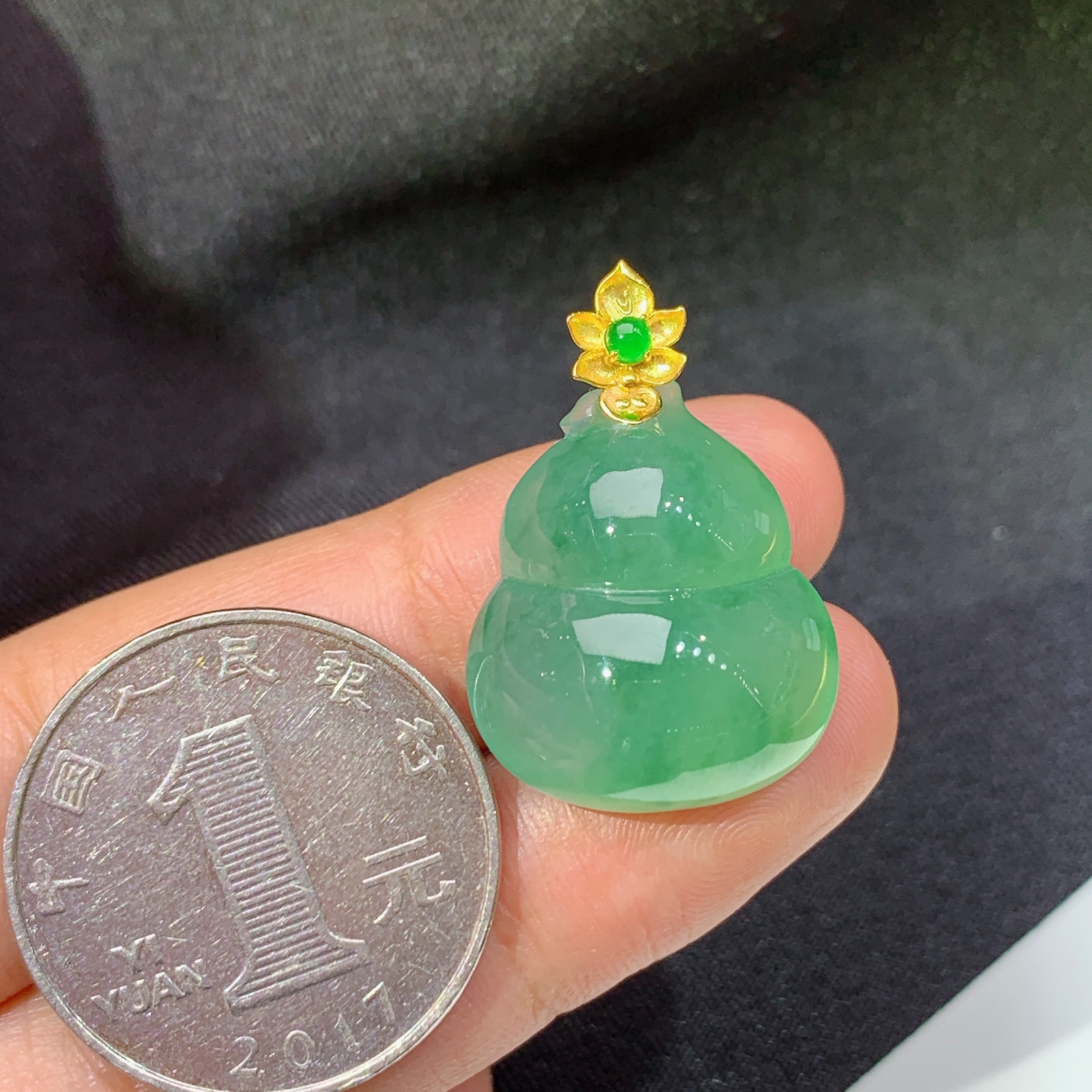 冰晴底葫芦吊坠，18k金镶嵌，冰润饱满，玉质细腻，种水足，My 尺寸27.3*18.3*8.7
