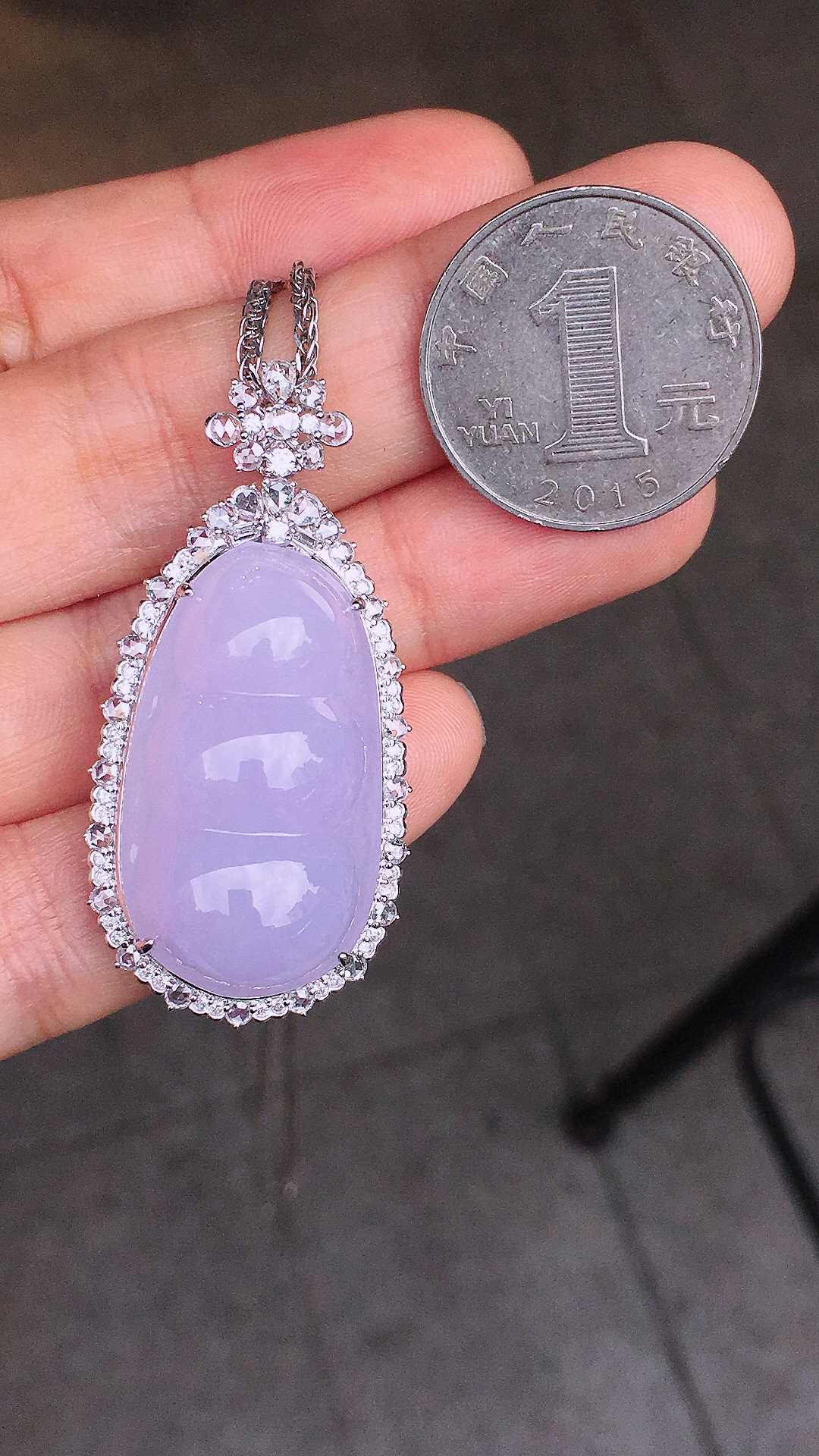 紫罗兰福豆吊坠，色泽均匀艳丽，玉质细腻，荧光感超
强，饱满圆润，尽显优雅气质，18k
金豪华镶嵌