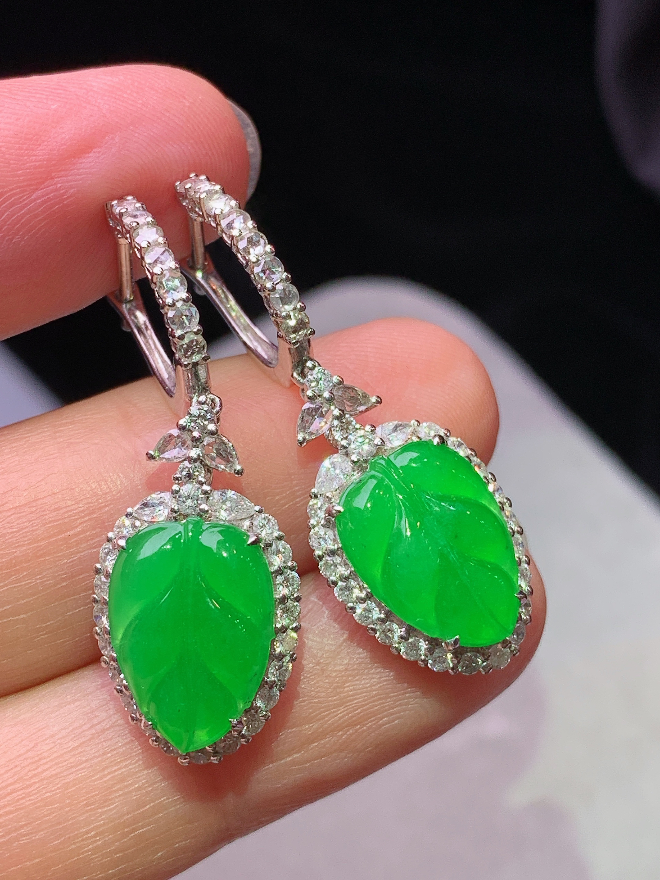 18k金钻镶嵌冰阳绿树叶耳坠 玉质细腻 色泽艳丽清新 水润亮眼 整体尺寸34.2*11.8*7.5c