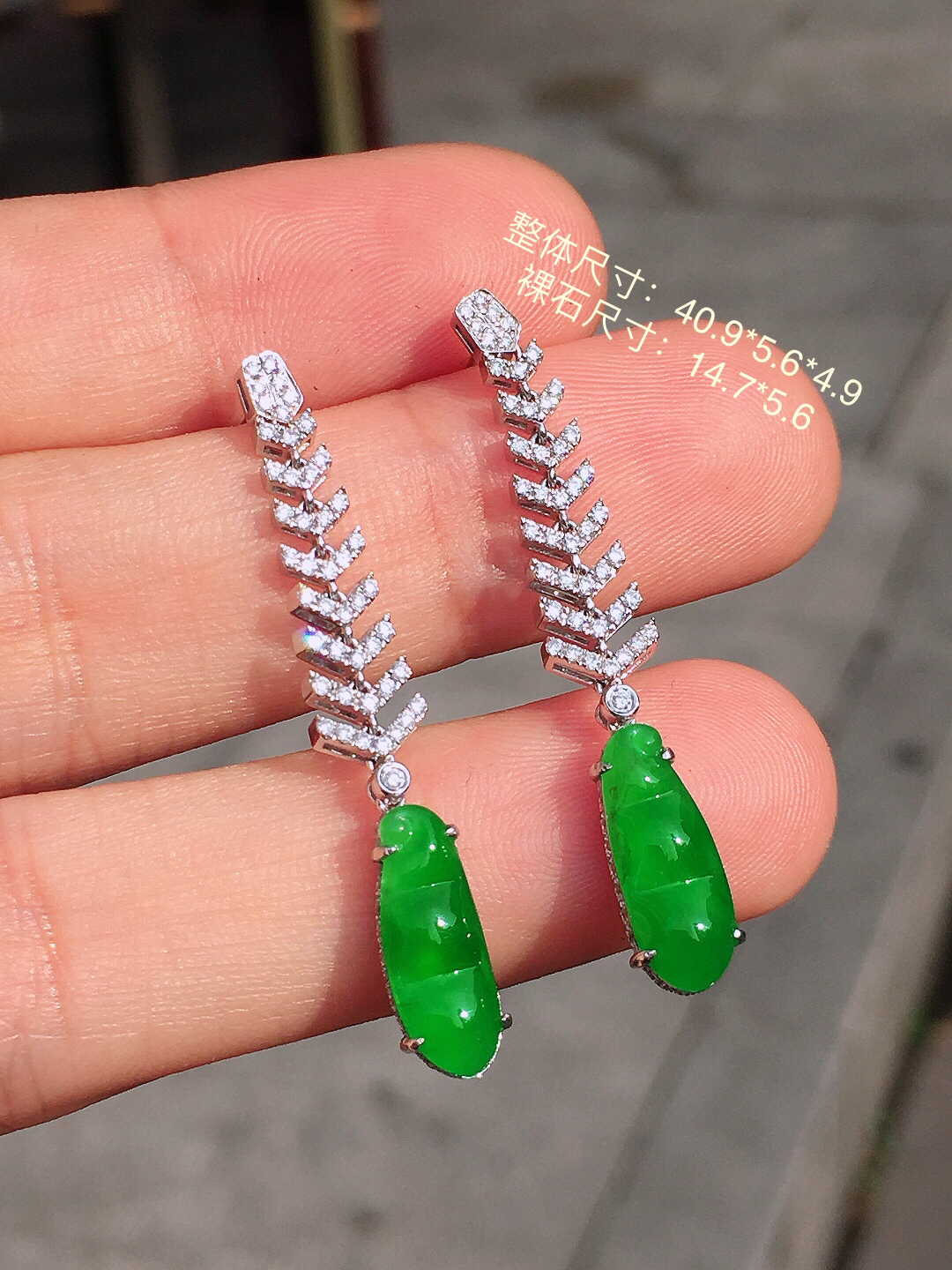 阳绿福豆耳坠，色泽均匀艳丽，玉质细腻，荧光感超
强，饱满圆润，尽显优雅气质，18k
金豪华镶嵌