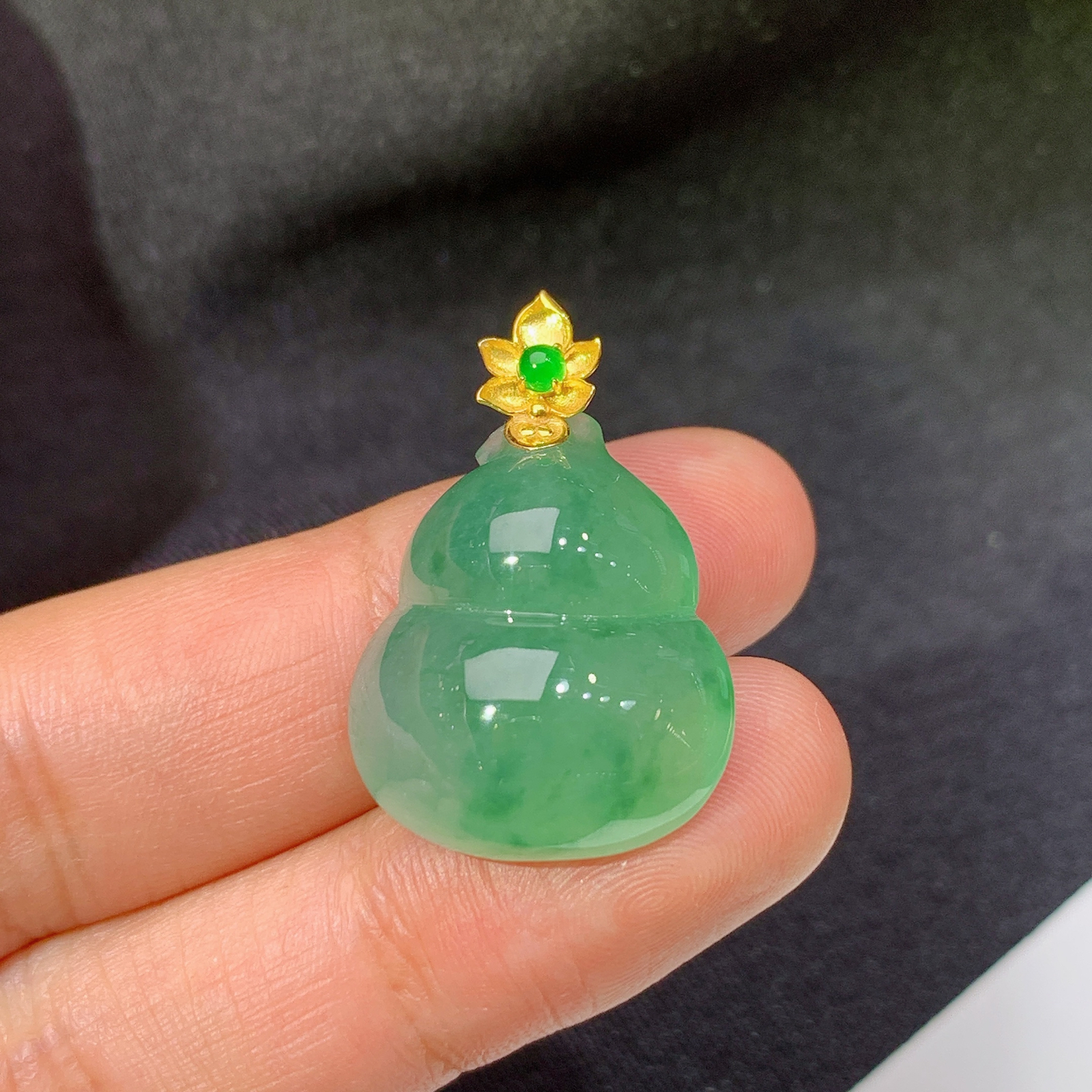 冰晴底葫芦吊坠，18k金镶嵌，冰润饱满，玉质细腻，种水足，My 尺寸27.3*18.3*8.7