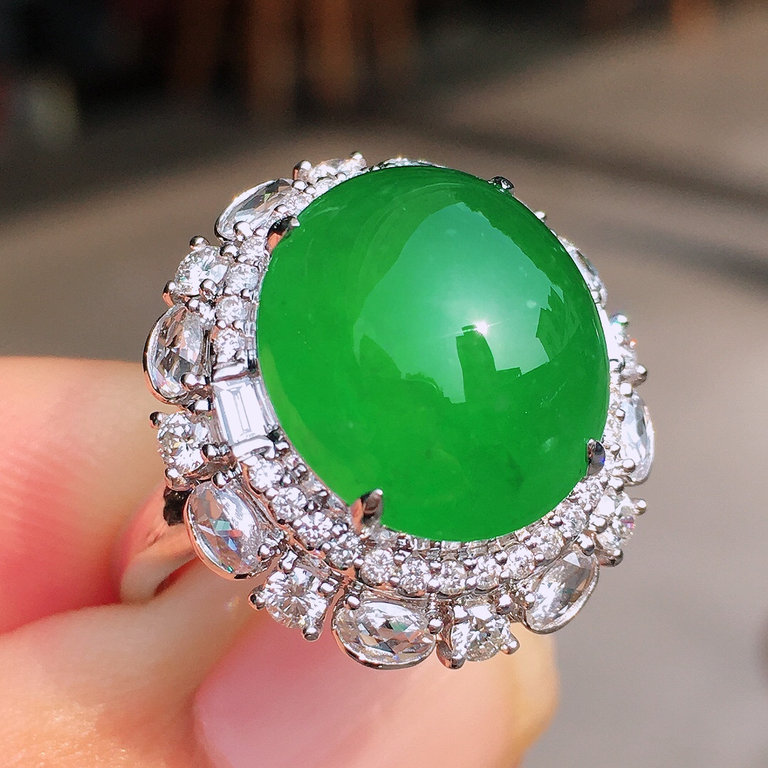 阳绿蛋面戒指，色泽均匀艳丽，玉质细腻，荧光感超
强，饱满圆润，尽显优雅气质，18k
金豪华镶嵌