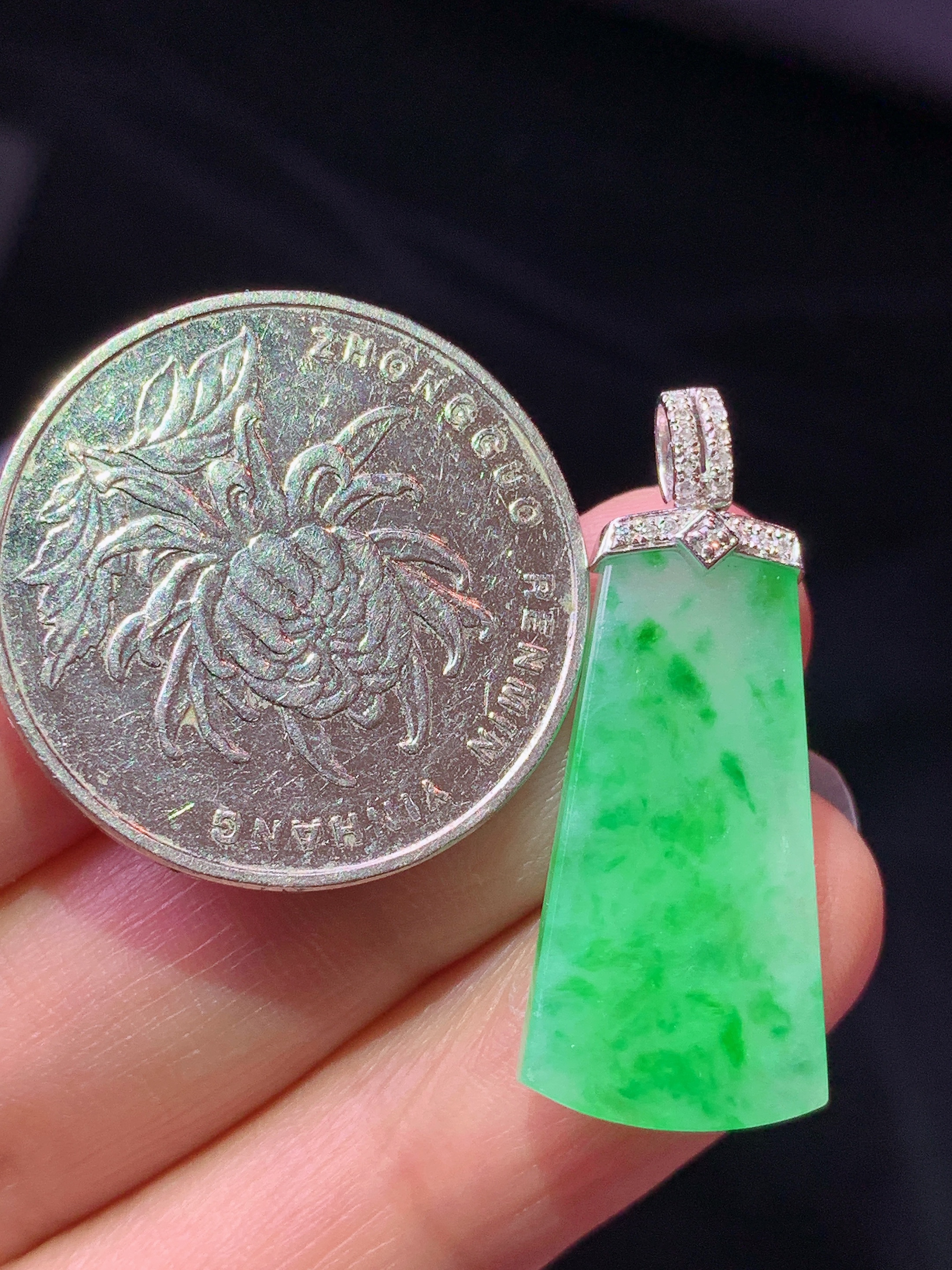 18k金钻镶嵌冰阳绿无事牌吊坠 玉质细腻 色泽艳丽清新 水润亮眼 整体尺寸30.8*12.5*2.5z1