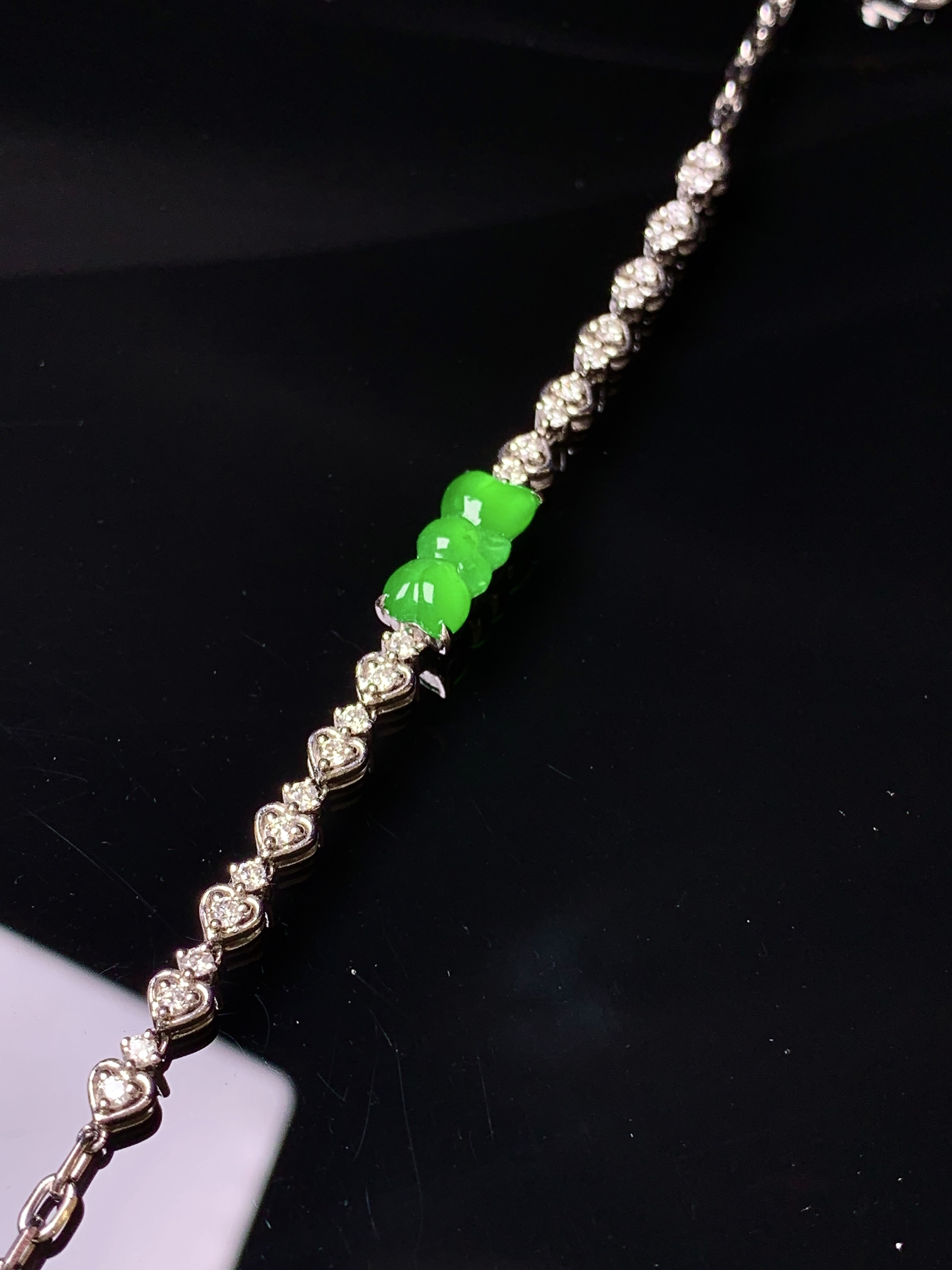 18k金钻镶嵌冰阳绿蝴蝶结手链 玉质细腻 色泽艳丽清新 水润亮眼 裸石尺寸11.6*5*2.3