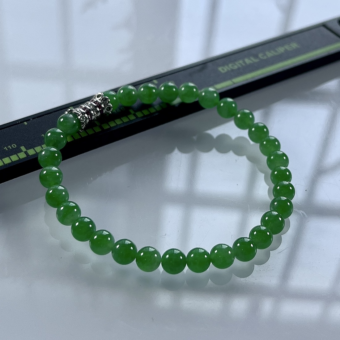 收藏级别，缅甸天然翡翠A货，卡5.5冰种起胶满绿阳绿小圆珠手串手链，尺寸：5.5mm/30颗，长度172mm，重量：10.00g