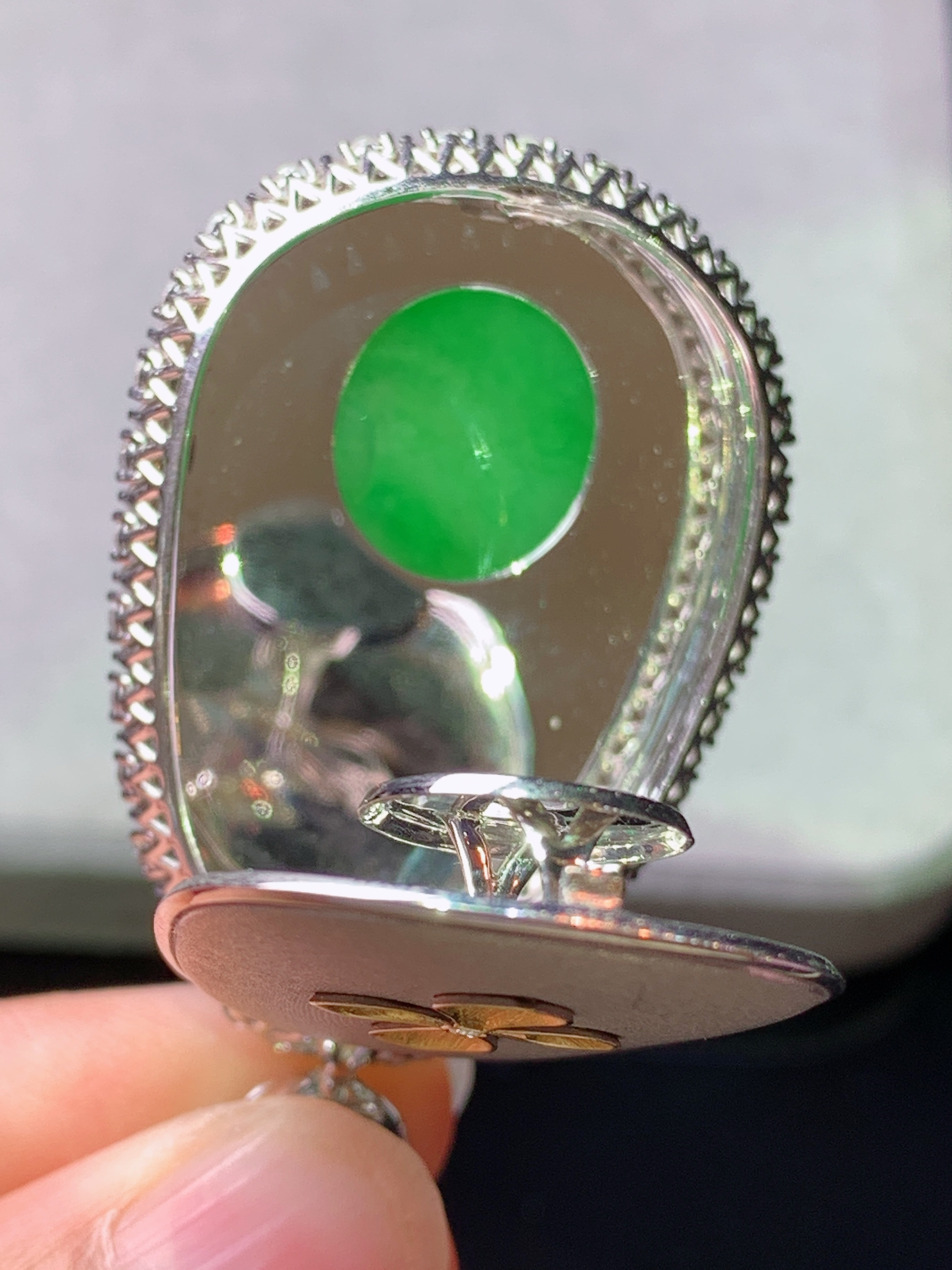 18k金钻镶嵌冰阳绿如意吊坠 玉质细腻 色泽艳丽清新 水润亮眼 整体尺寸50.5*29.3*10.2b7