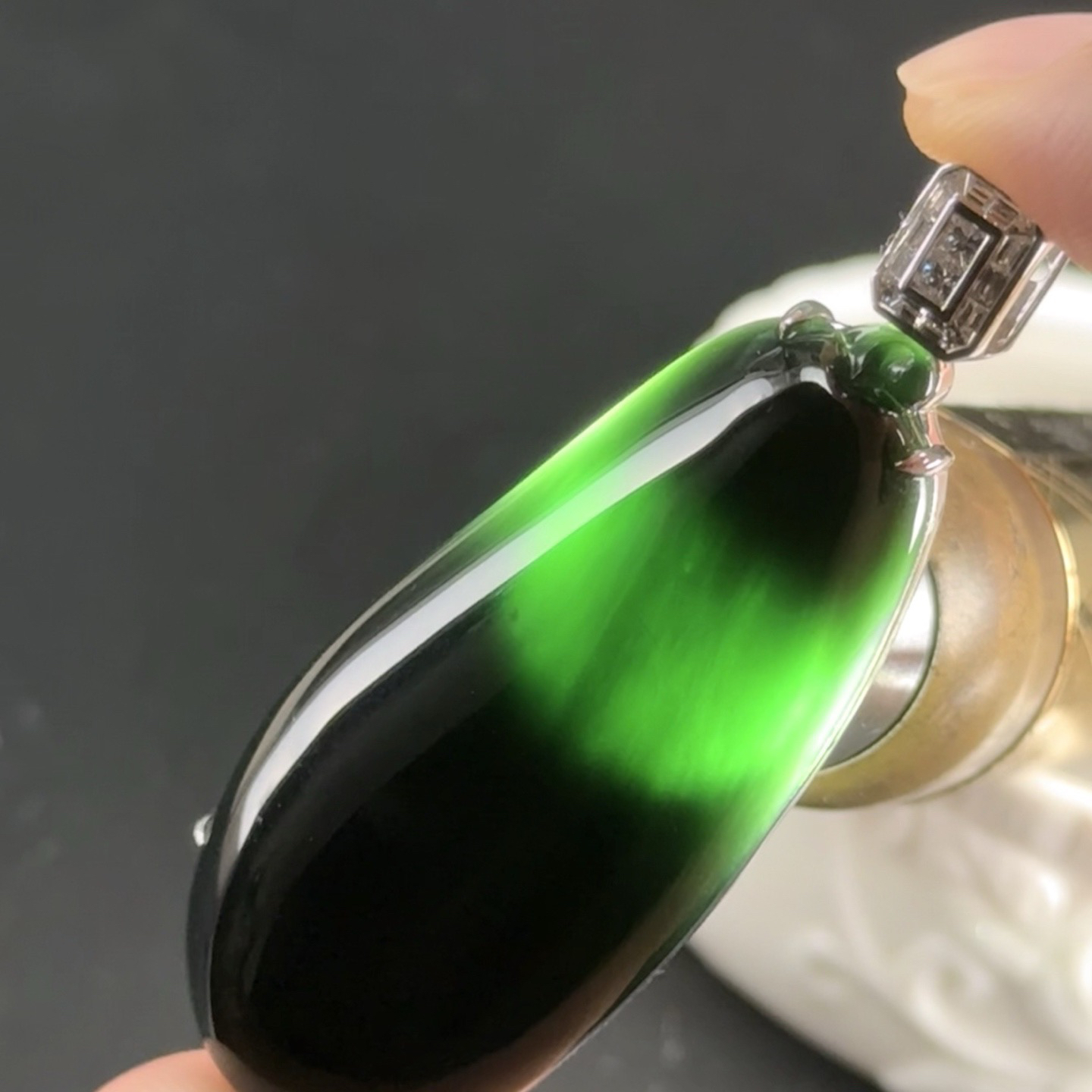 精品18k墨翠大福瓜 种好色正 黑度极好 打灯通透 油性十足  尺寸60