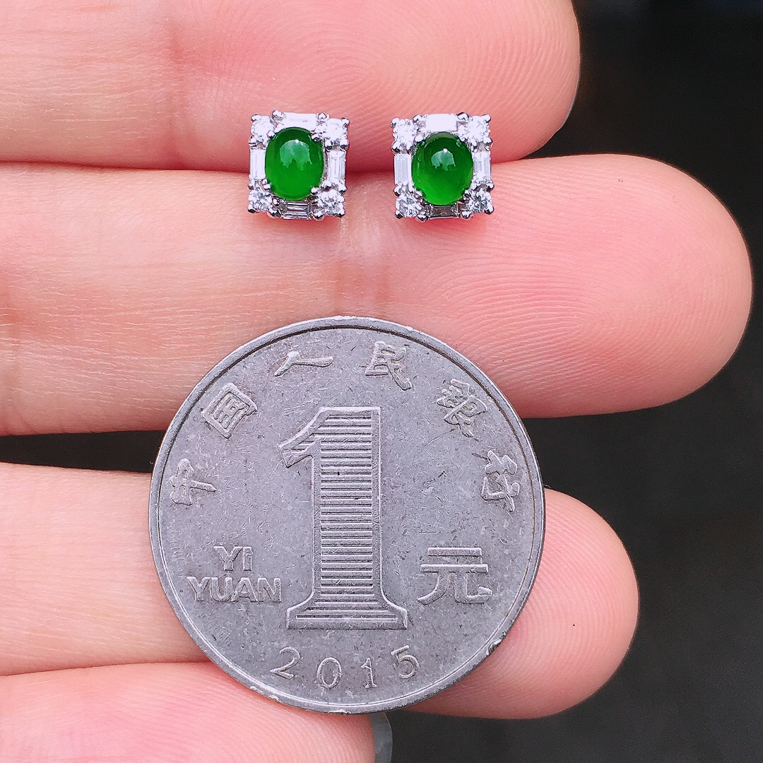 辣绿蛋面耳钉，色泽均匀艳丽，玉质细腻，荧光感超
强，饱满圆润，尽显优雅气质，18k
金豪华镶嵌