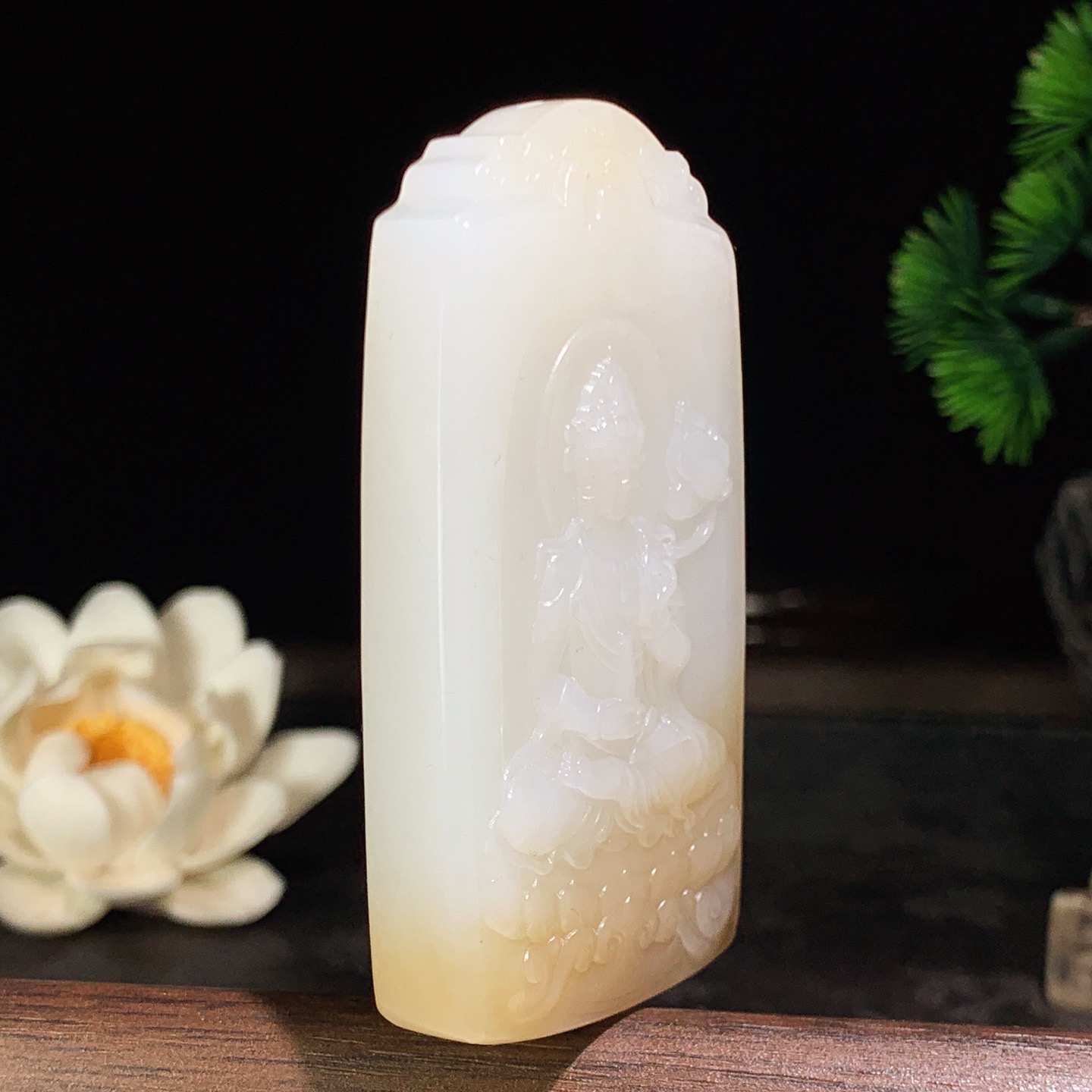 新疆和田玉且末糖座莲观音挂件 尺寸67/37/11重63克。玉质细腻油润。手推出油。佩戴高端典雅。lt260418