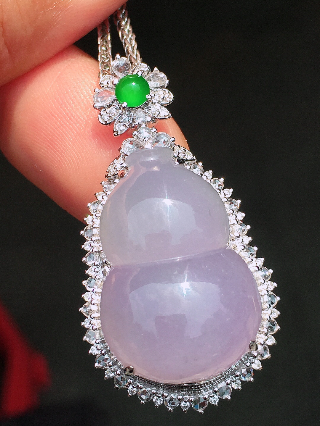 紫罗兰葫芦吊坠，色泽均匀艳丽，玉质细腻，荧光感超
强，饱满圆润，尽显优雅气质，18k
金豪华镶嵌