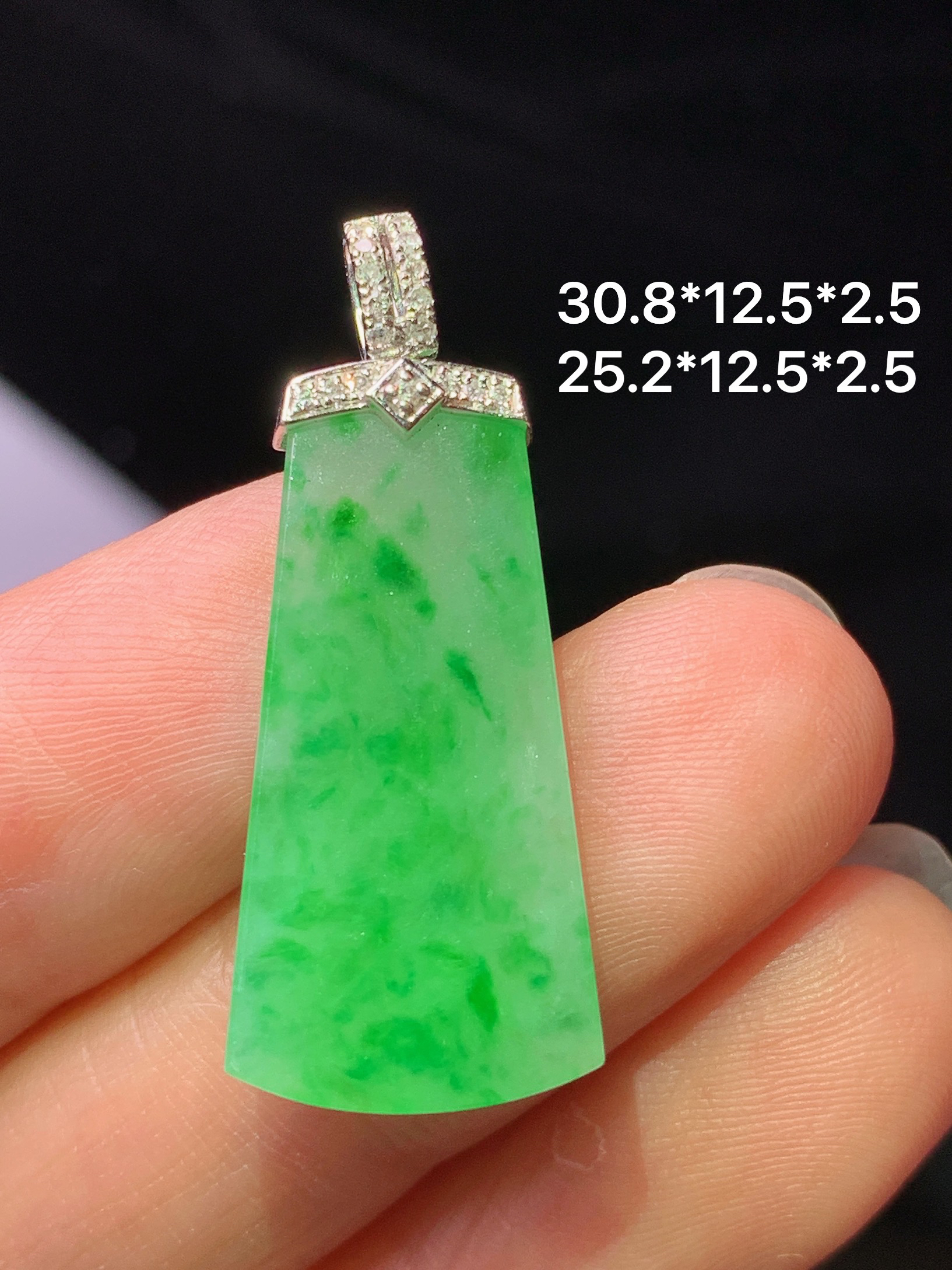 18k金钻镶嵌冰阳绿无事牌吊坠 玉质细腻 色泽艳丽清新 水润亮眼 整体尺寸30.8*12.5*2.5z1