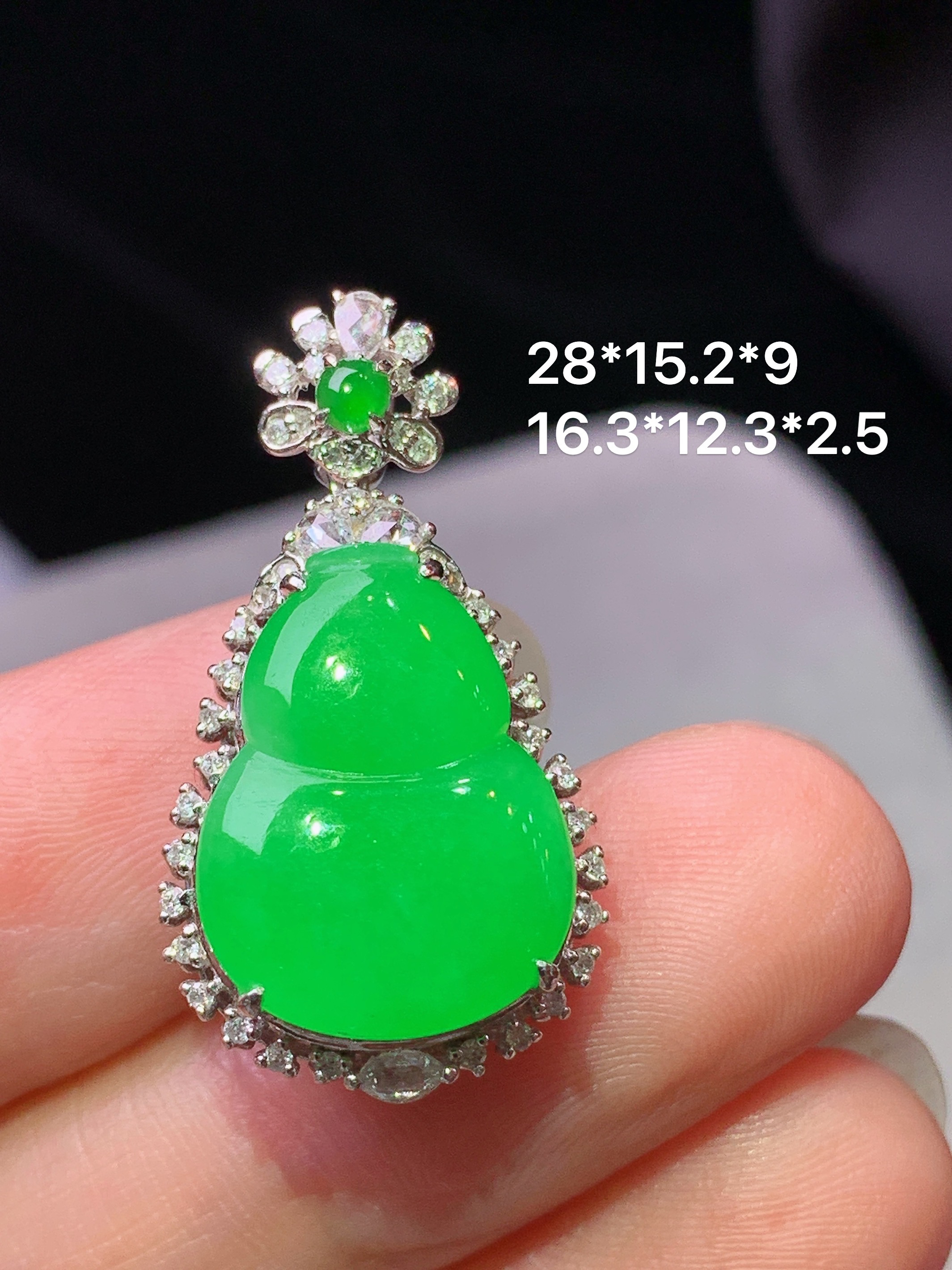 18k金钻镶嵌冰阳绿葫芦吊坠 玉质细腻 色泽艳丽清新 水润亮眼 整体尺寸28*15.2*9j3