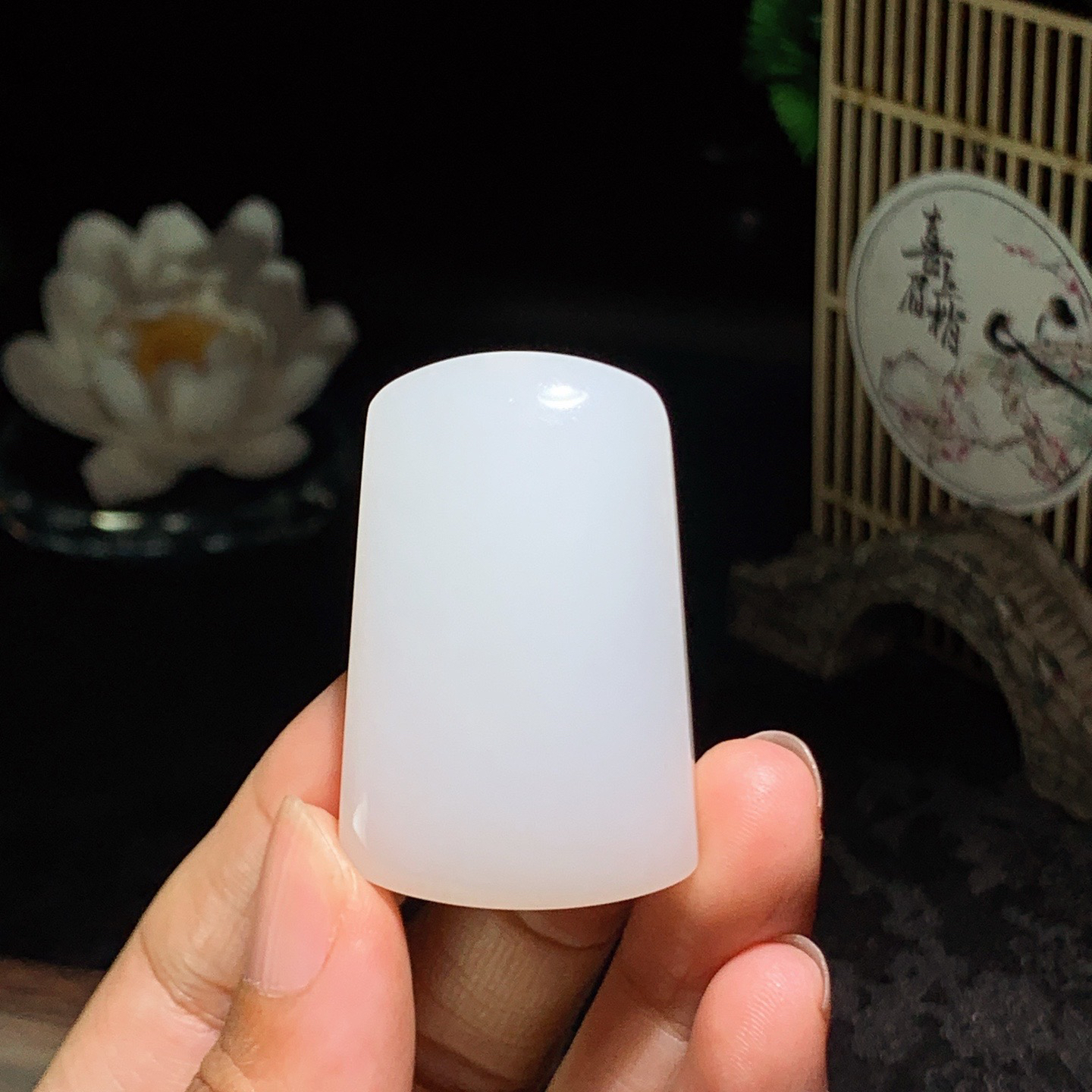 和田玉羊脂白玉平安无事牌挂件。尺寸43/28/8重22.5克，玉质细腻油润 脂粉好，品质好！lt260418