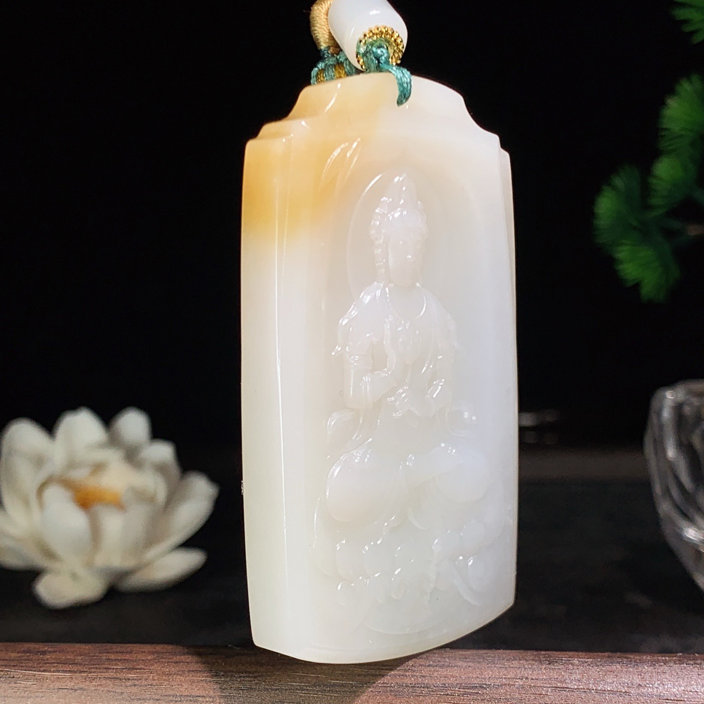 新疆和田玉且末糖座莲观音挂件 尺寸69/38/9重65.5克。玉质细腻油润。手推出油。佩戴高端典雅。lt260418