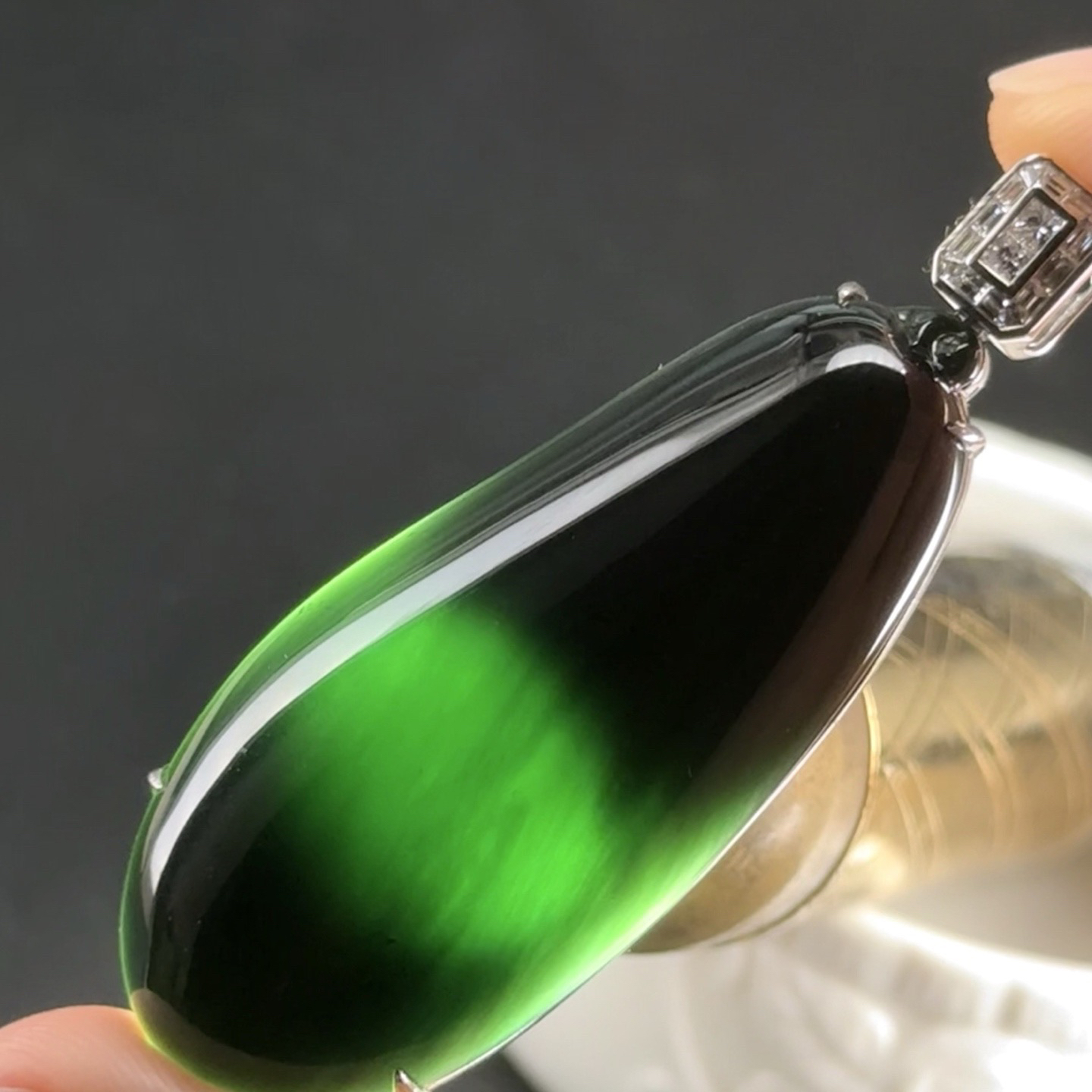 精品18k墨翠大福瓜 种好色正 黑度极好 打灯通透 油性十足  尺寸60