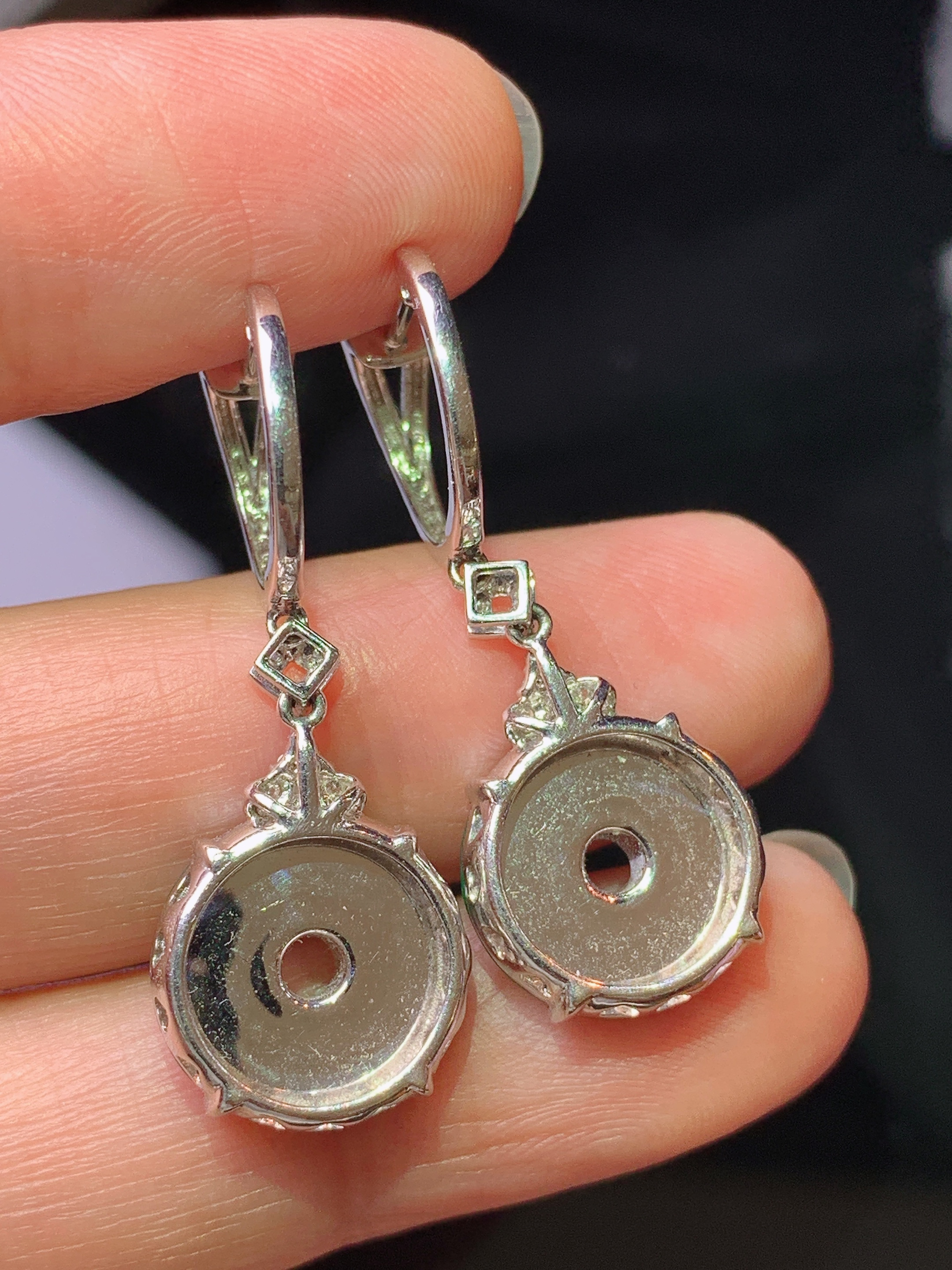 18k金钻镶嵌阳绿平安扣耳坠 玉质细腻 色泽艳丽清新 水润亮眼 整体尺寸32*12*4.3z1