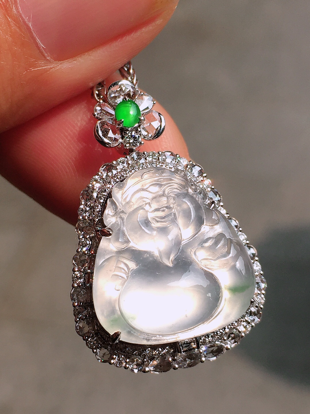 冰种【财神爷】吊坠，玉质细腻，荧光感超
强，饱满圆润，尽显优雅气质，18k
金豪华镶嵌