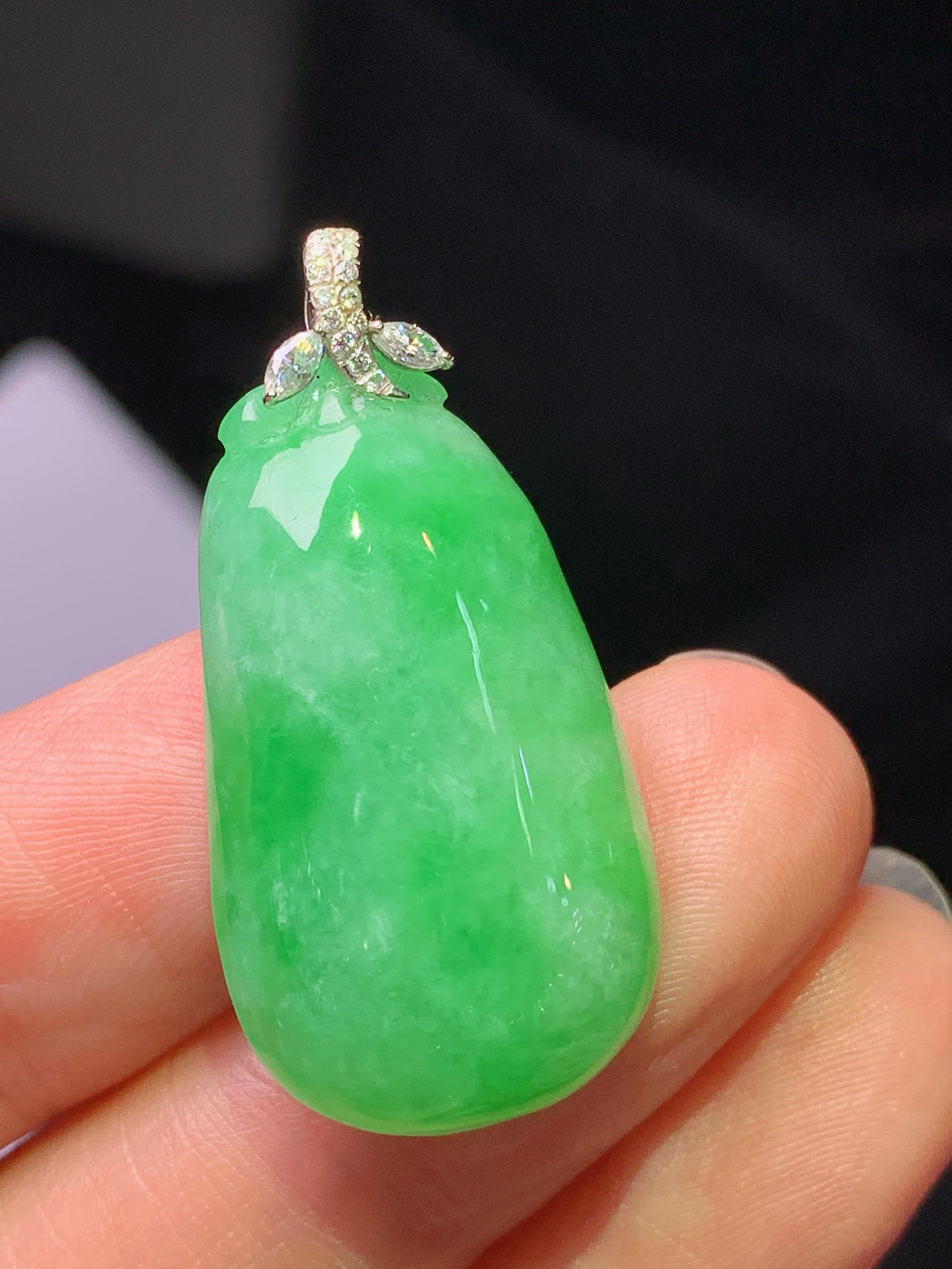 18k金钻镶嵌阳绿福瓜吊坠 玉质细腻 色泽艳丽清新 水润亮眼 整体尺寸32.8*16*7.3c1