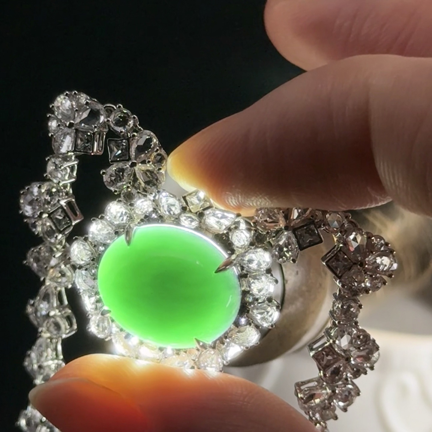 精品18k墨翠蛋面锁骨链 种好色正 重金豪镶 打灯通透 油性十足 尺寸15