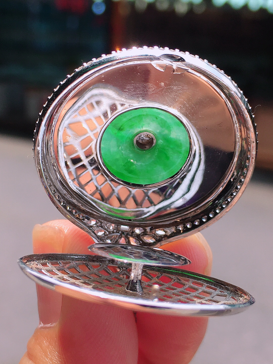 阳绿平安扣吊坠，色泽均匀艳丽，玉质细腻，荧光感超
强，饱满圆润，尽显优雅气质，18k
金豪华镶嵌