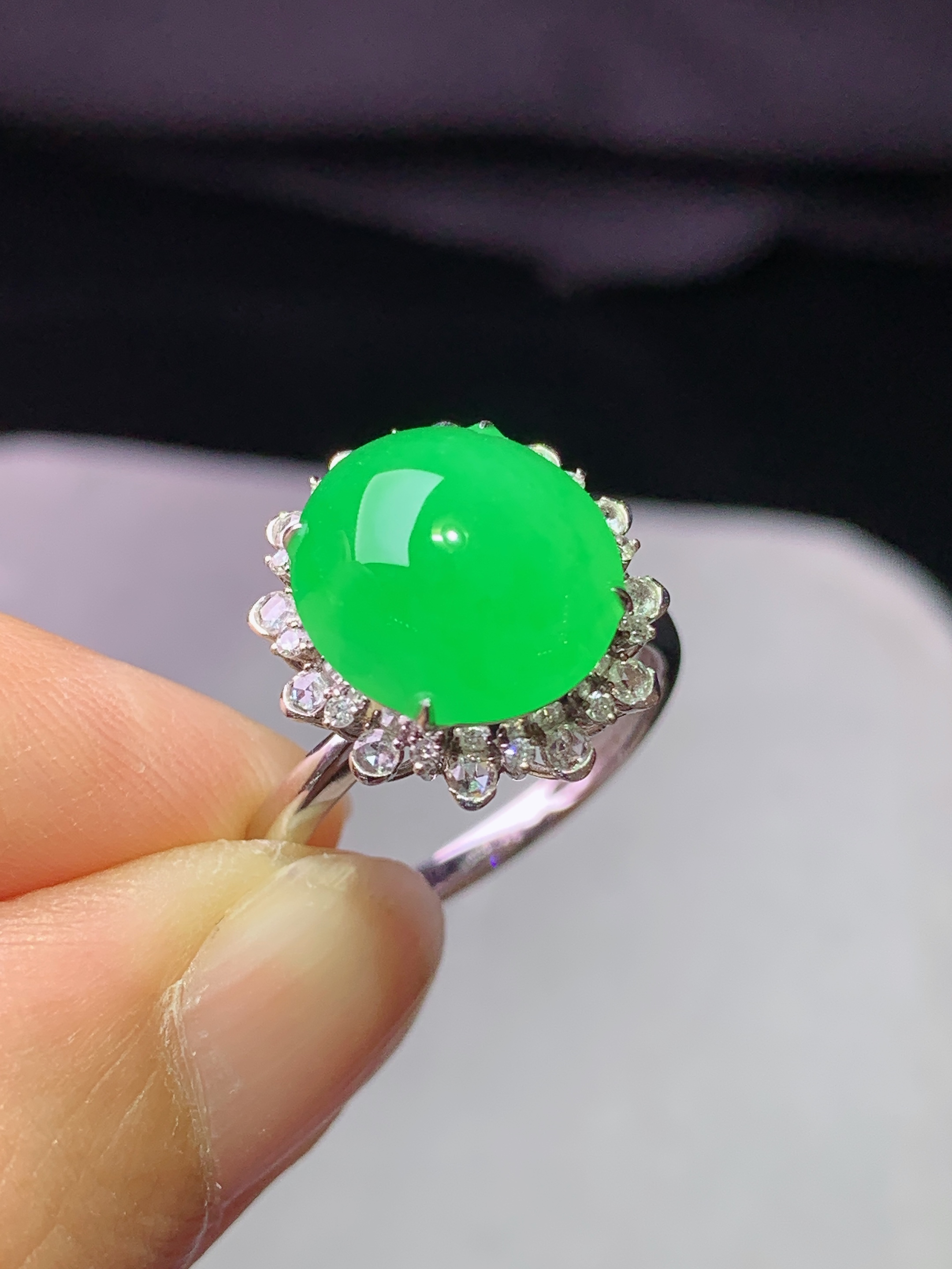 18k金钻镶嵌冰阳绿蛋面戒指 玉质细腻 色泽艳丽清新 水润亮眼 圈口14.5 整体尺寸14.8*13