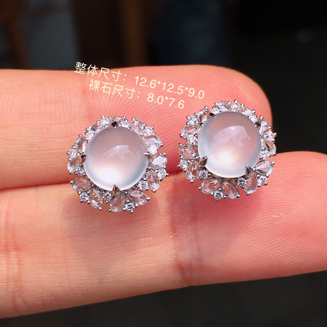 冰种蛋面耳钉，玉质细腻，荧光感超
强，饱满圆润，尽显优雅气质，18k
金豪华镶嵌