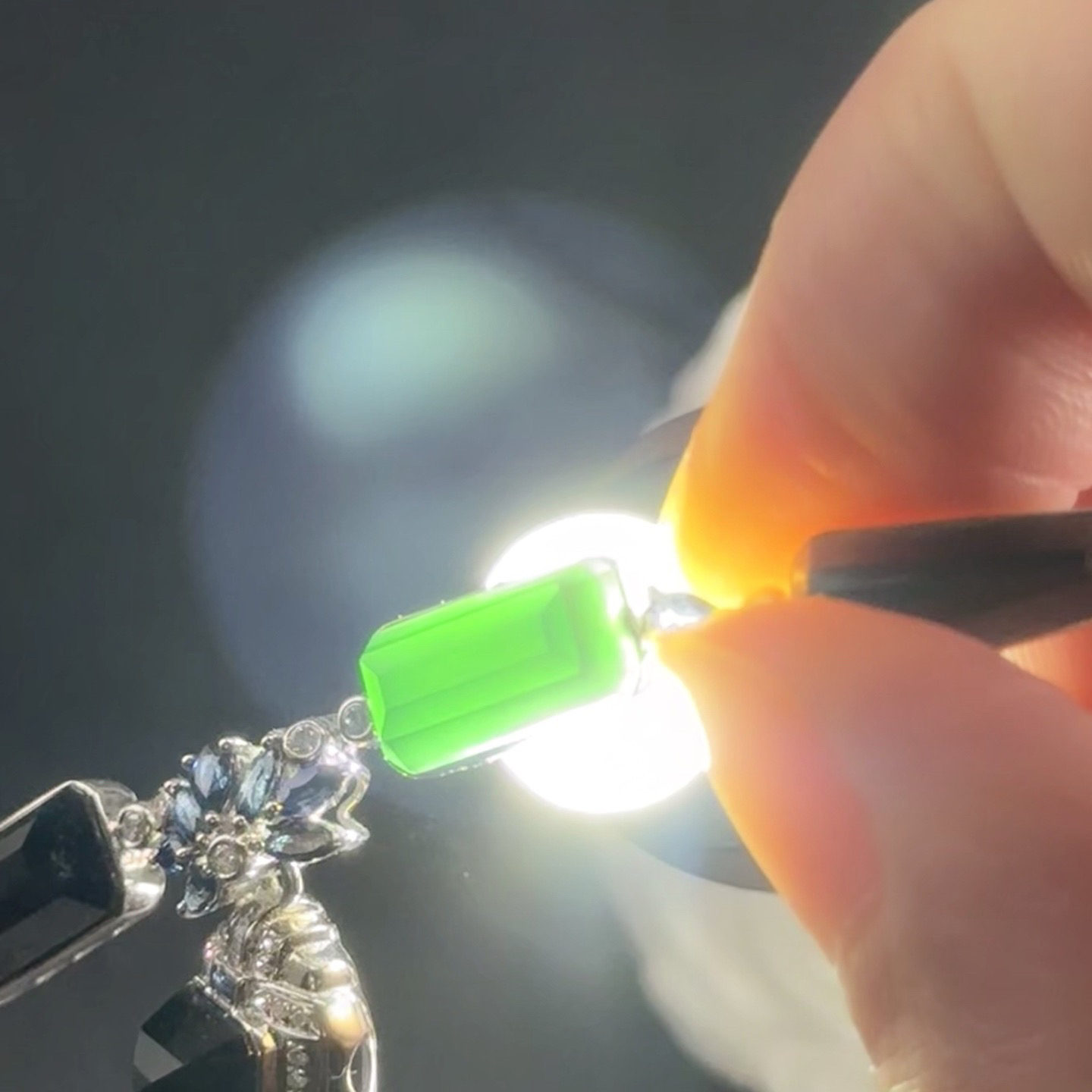 精品18k墨翠项链 种好色正 黑度极好 打灯通透 油性十足  尺寸22.9