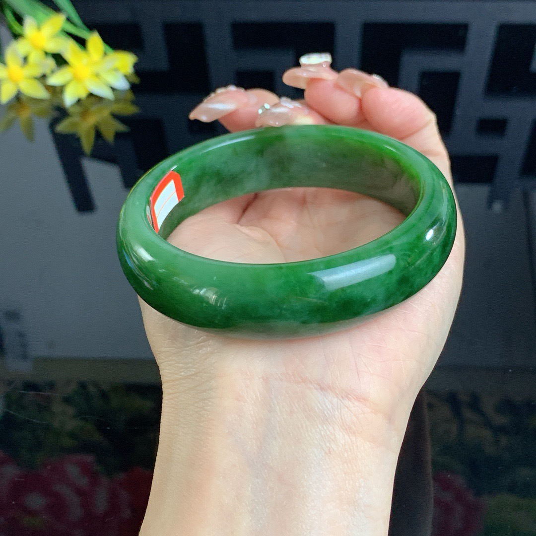 和田玉62.5圈口菠菜绿宽版碧玉手镯！玉质细腻油润 底色纯净 无裂无黑 脂粉好，品质高。