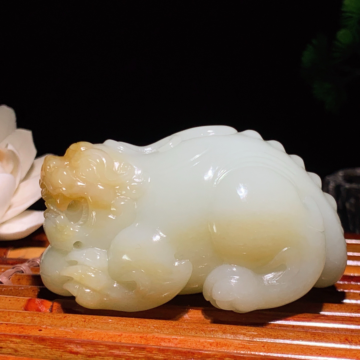 新疆和田玉且末糖貔貅把件！尺寸71/42/40重184克。玉质细腻油润。手推出油。佩戴高端典雅。lt