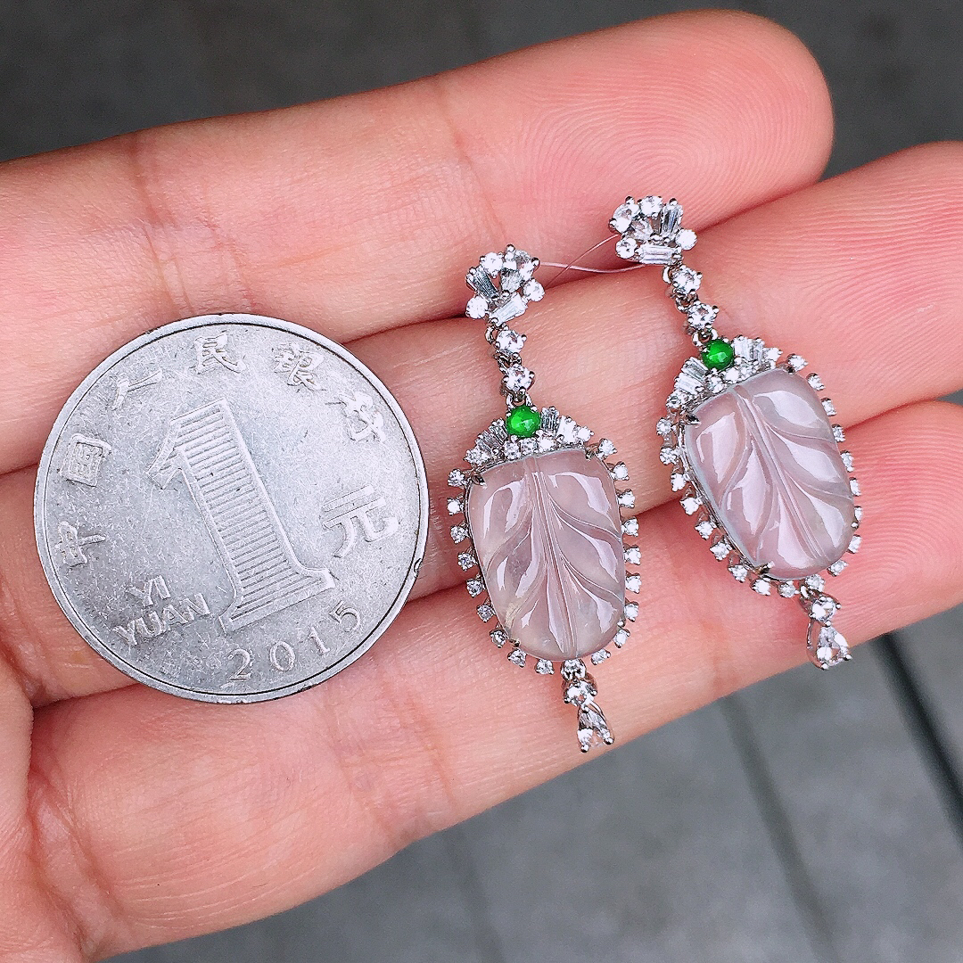 冰种玉叶耳坠，玉质细腻，荧光感超
强，饱满圆润，尽显优雅气质，18k
金豪华镶嵌