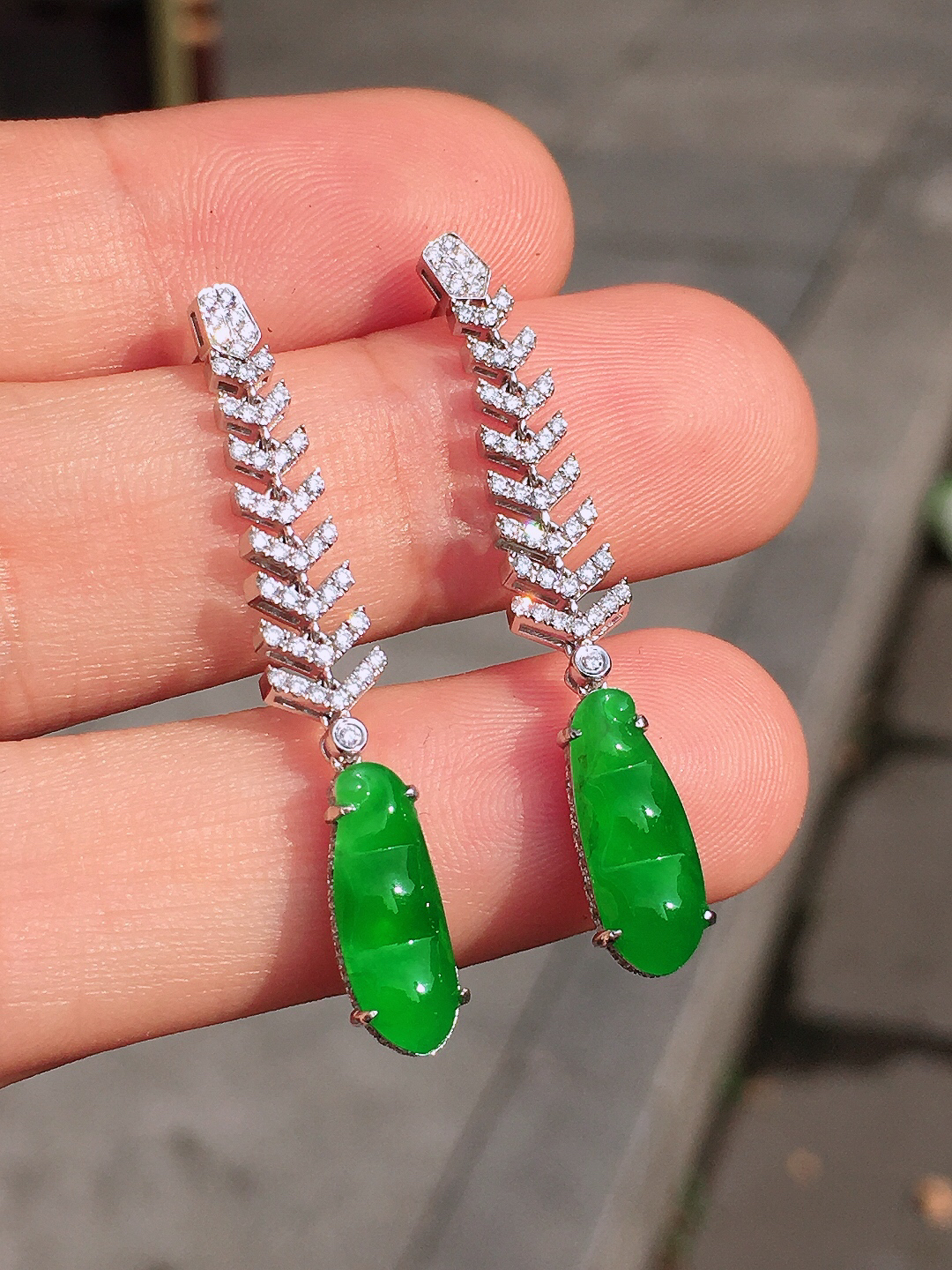 阳绿福豆耳坠，色泽均匀艳丽，玉质细腻，荧光感超
强，饱满圆润，尽显优雅气质，18k
金豪华镶嵌