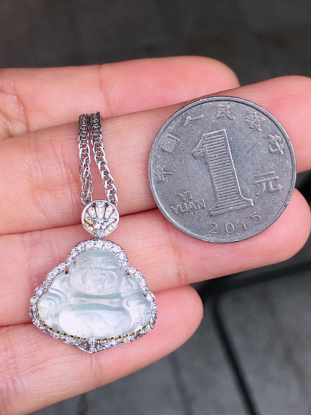 冰种佛公吊坠，玉质细腻，荧光感超
强，饱满圆润，尽显优雅气质，18k
金豪华镶嵌